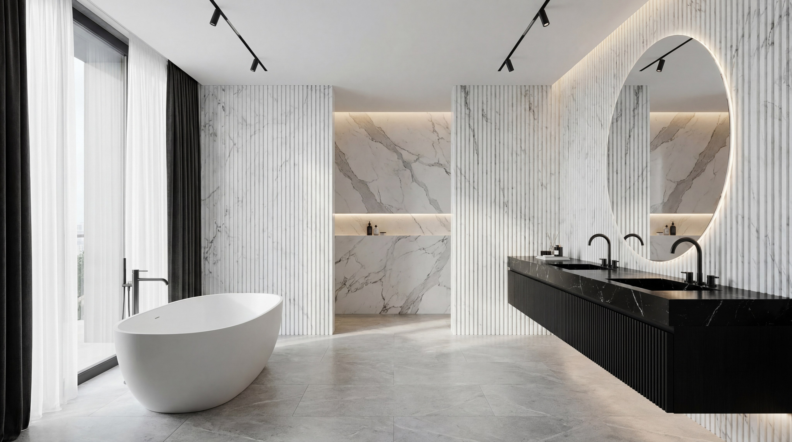 Дизайн мастер-ванной в квартире 125 м² от Валерии Котович: отдельно стоящая ванна у окна, мраморные стены, черная подвесная тумба и круглое зеркало с подсветкой.