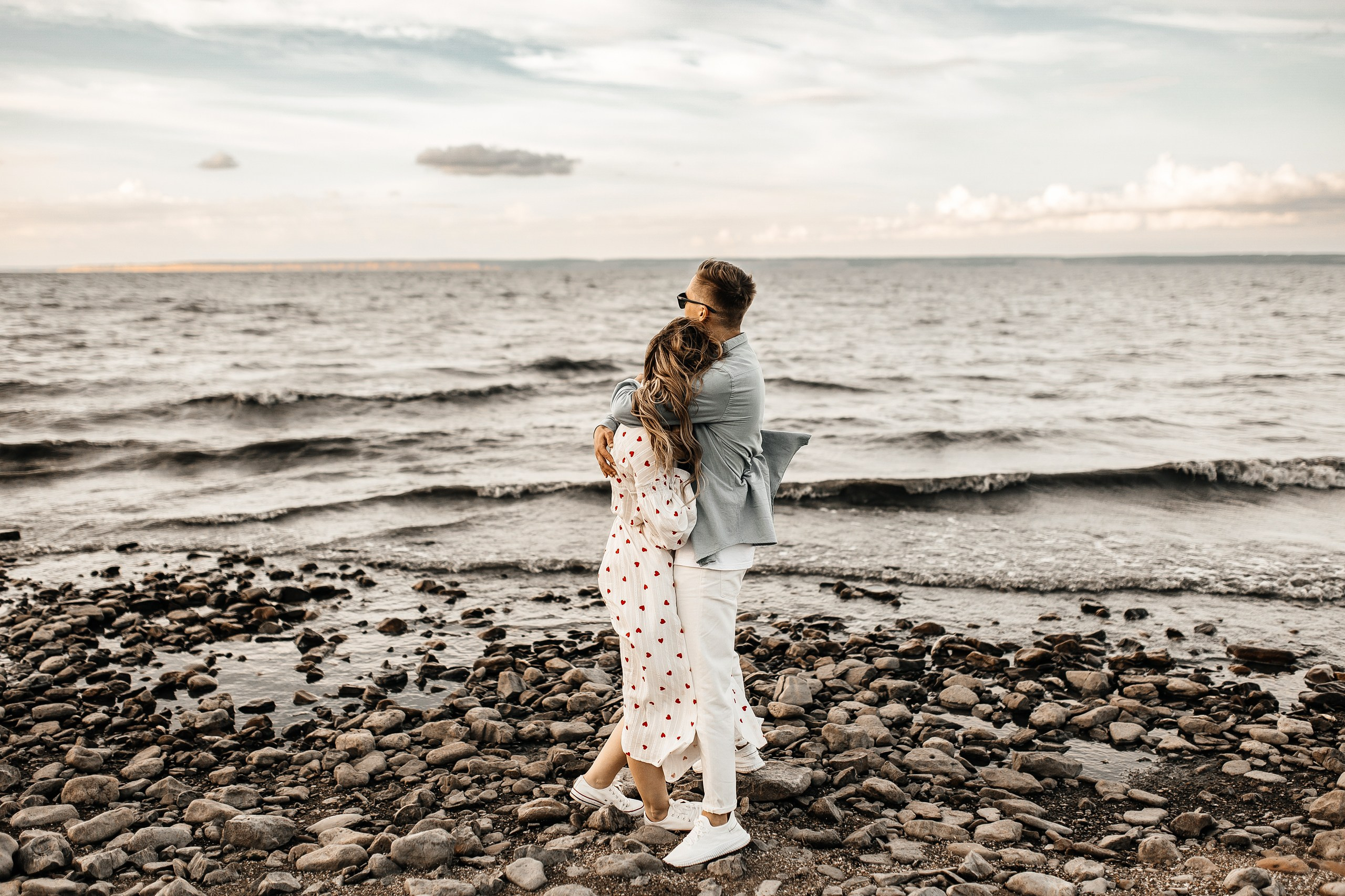 Здравствуйте! Я&nbsp;свадебный фотограф из&nbsp;Ульяновска, работаю в&nbsp;том числе по&nbsp;всей России и&nbsp;с&nbsp;выездом за&nbsp;границу. Снимаю свадьбы, lovestory, корпоративы, светский репортаж. Провожу обучение по&nbsp;фотографии, мастер-классы и&nbsp;воркшопы для других фотографов.