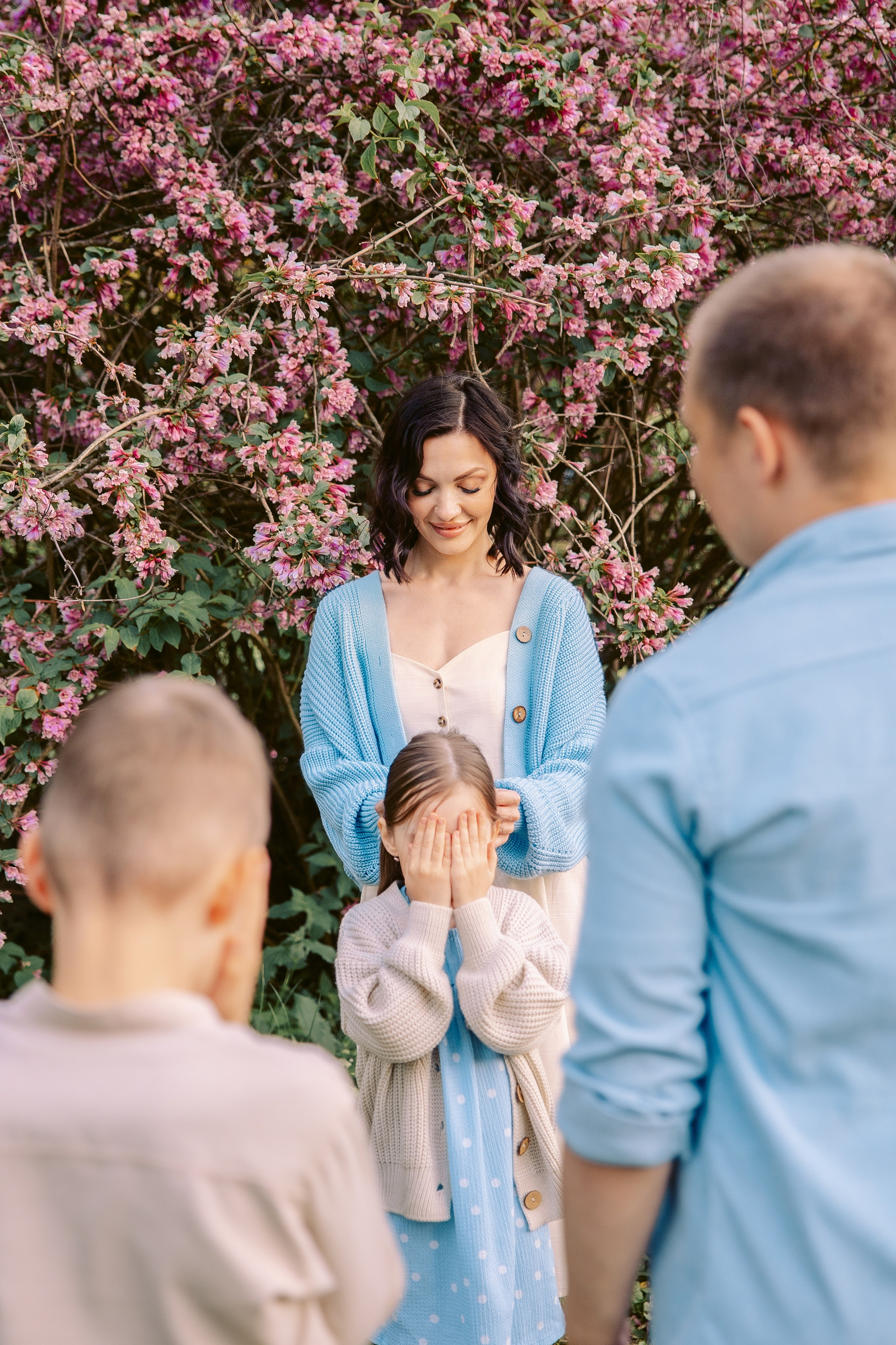 семья играет в прятки ку-ку 