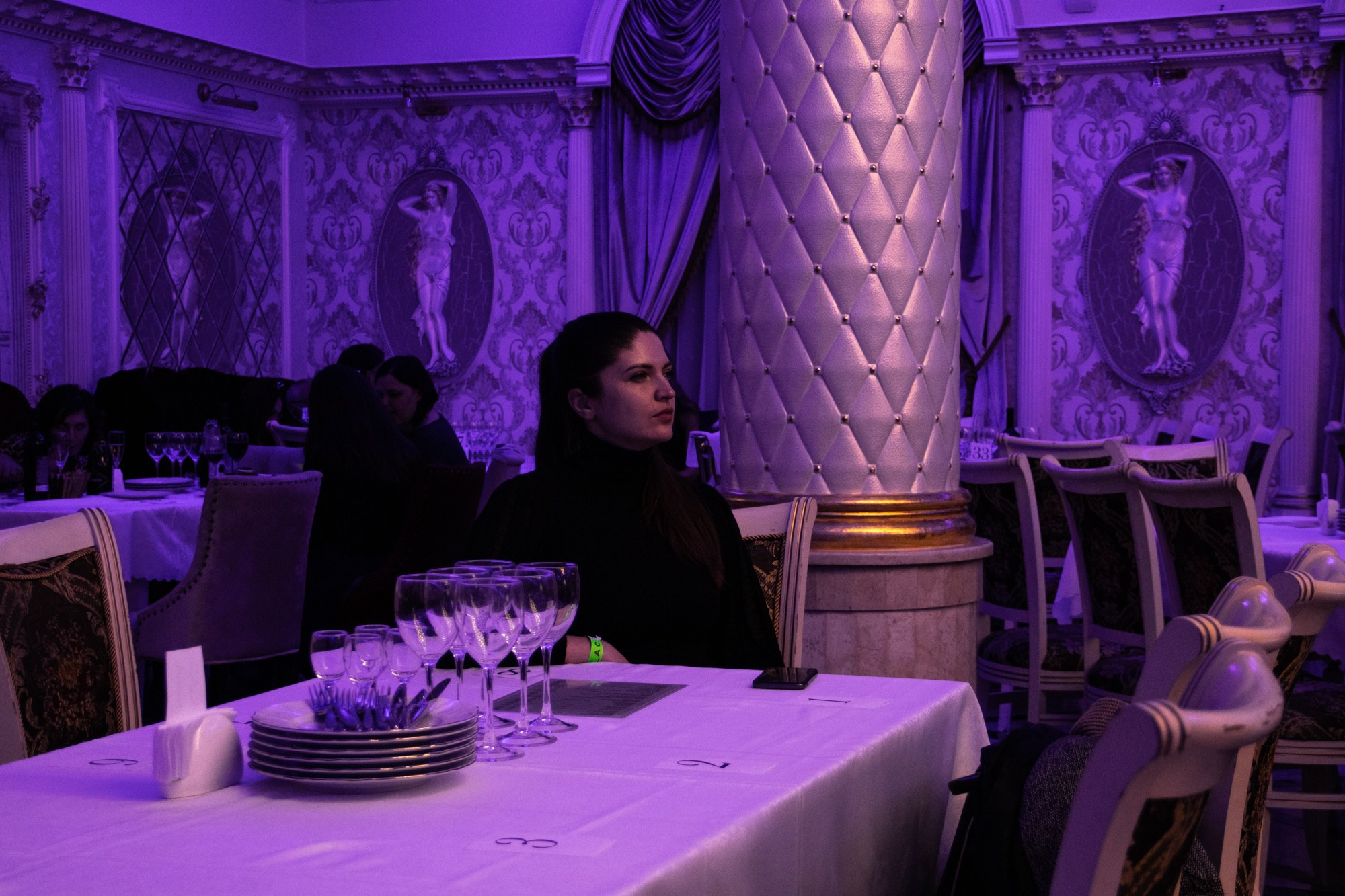 Выступление стендап-комика Дмитрий Романов. Репортажный, промышленный и маркетплейс-фотограф Дмитрий Чернат