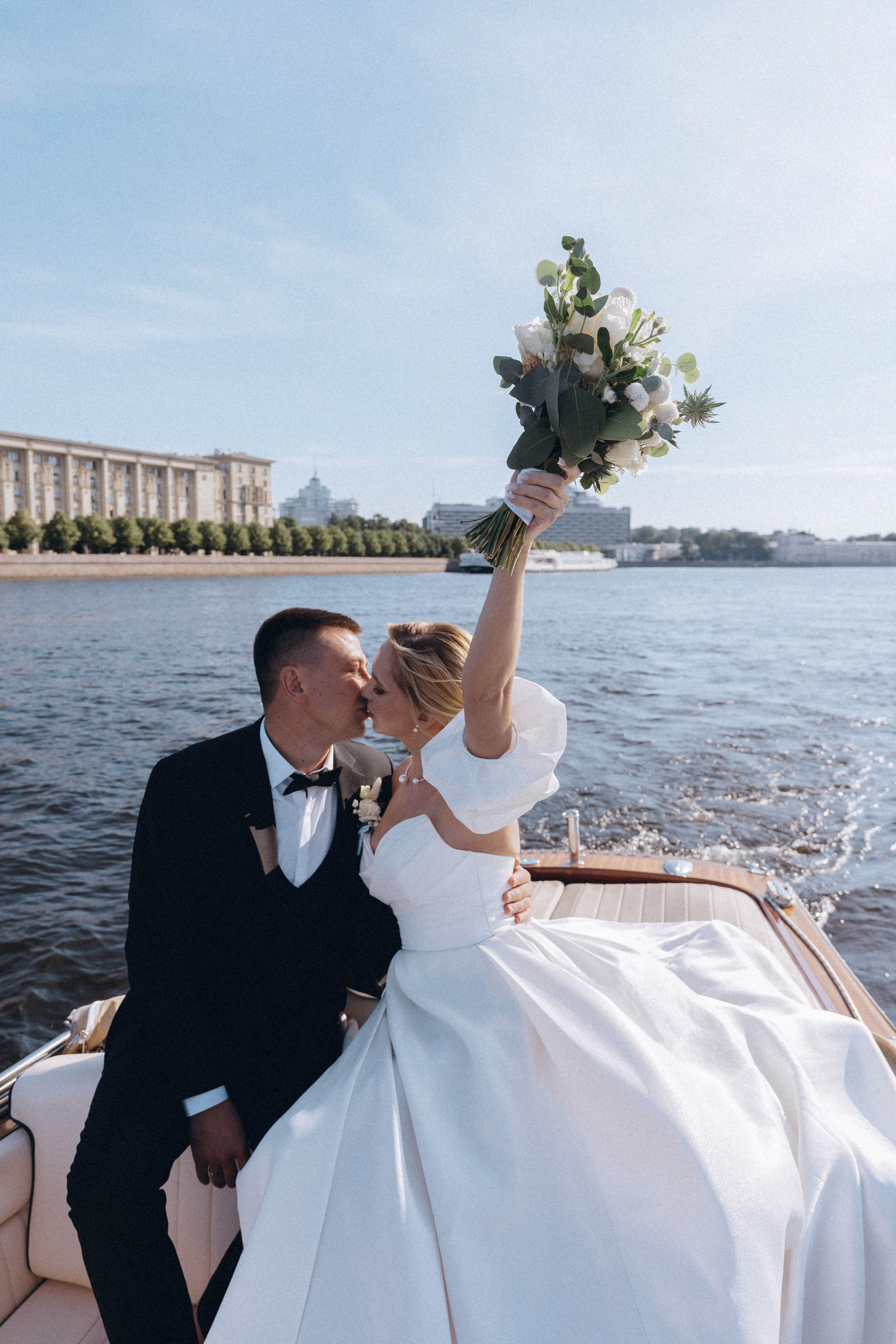 СВАДЕНБНАЯ СЬЕМКА НА КАТЕРЕ ПО КАНАЛАМ САНКТ-ПЕТЕРБУРГА И В АКВАТОРИИ НЕВЫ. Профессиональный фотограф, Санкт-Петербург — Виктория Богомолова
