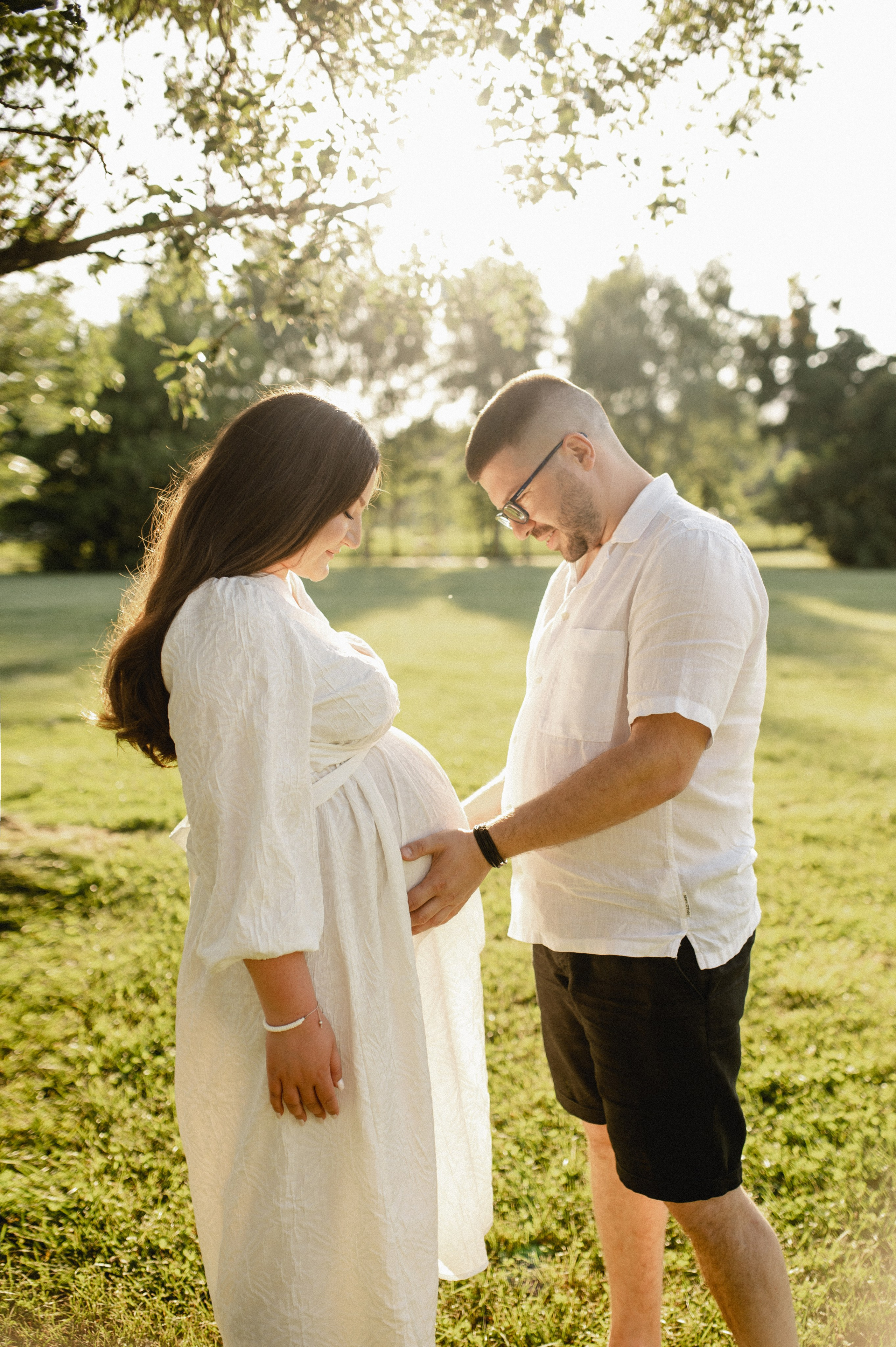 Фотосессия беременности на природе в парке Москвы. Семейная фотосессия Бутово Москва фотограф Алина Морщагина