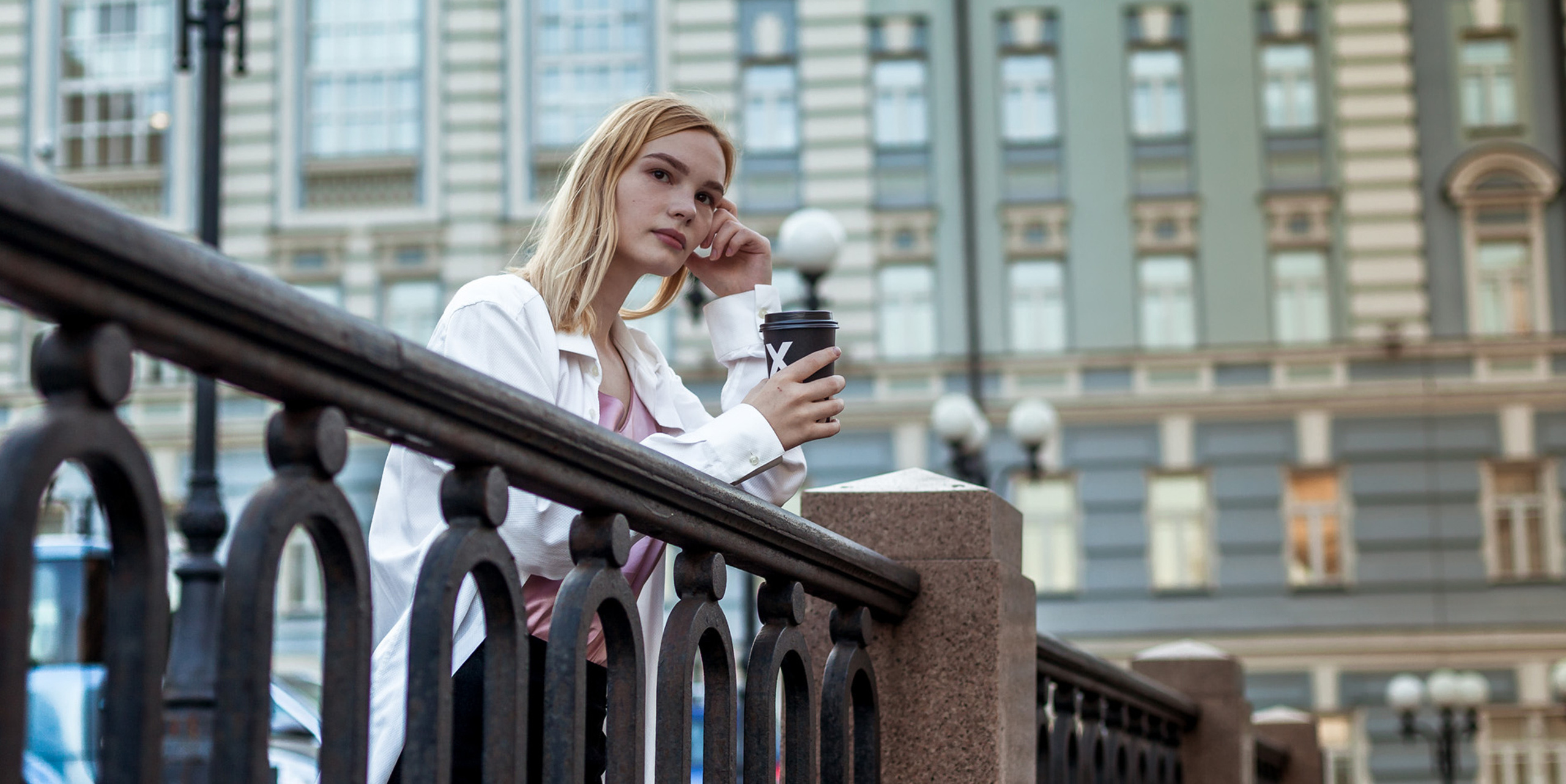 Фотосессия девушки в городе, фотопрогулка по Москве, Уличная фотосесси. Свадебный фотограф Дмитрий Гладков