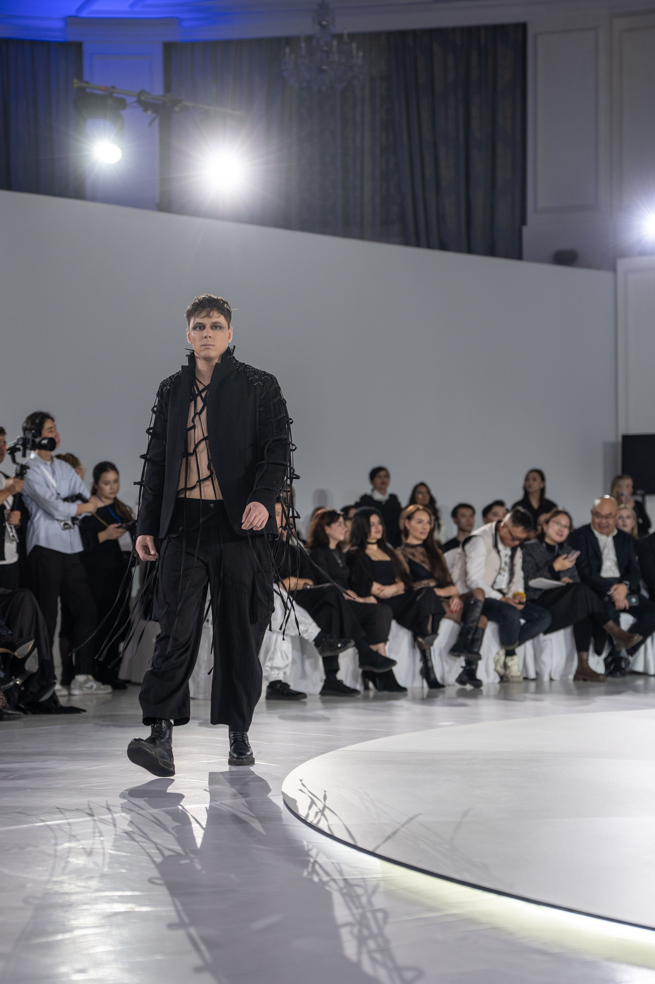 Dwsigner Nazar Almazbekov. Сайт Алматинского НЮ АРТ, будуар и фэшн фотографа Дениса Карпенко