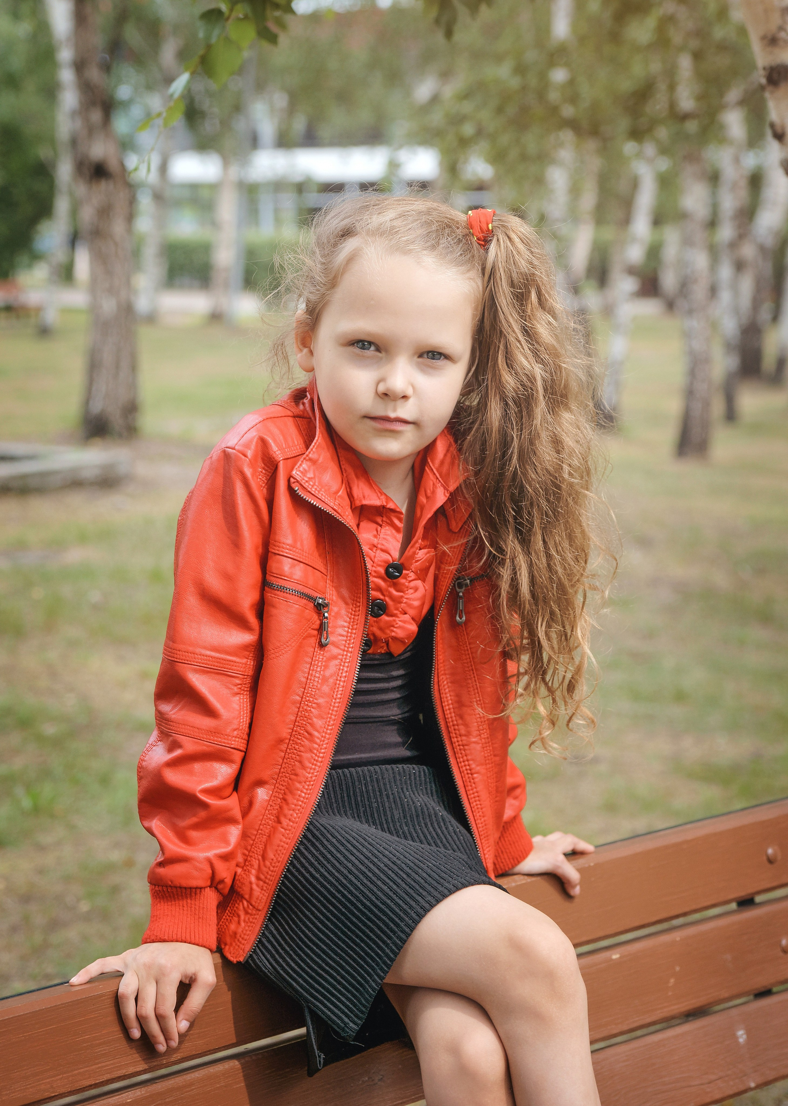 Детская фотосессия летом - девочка сидя на лавочке