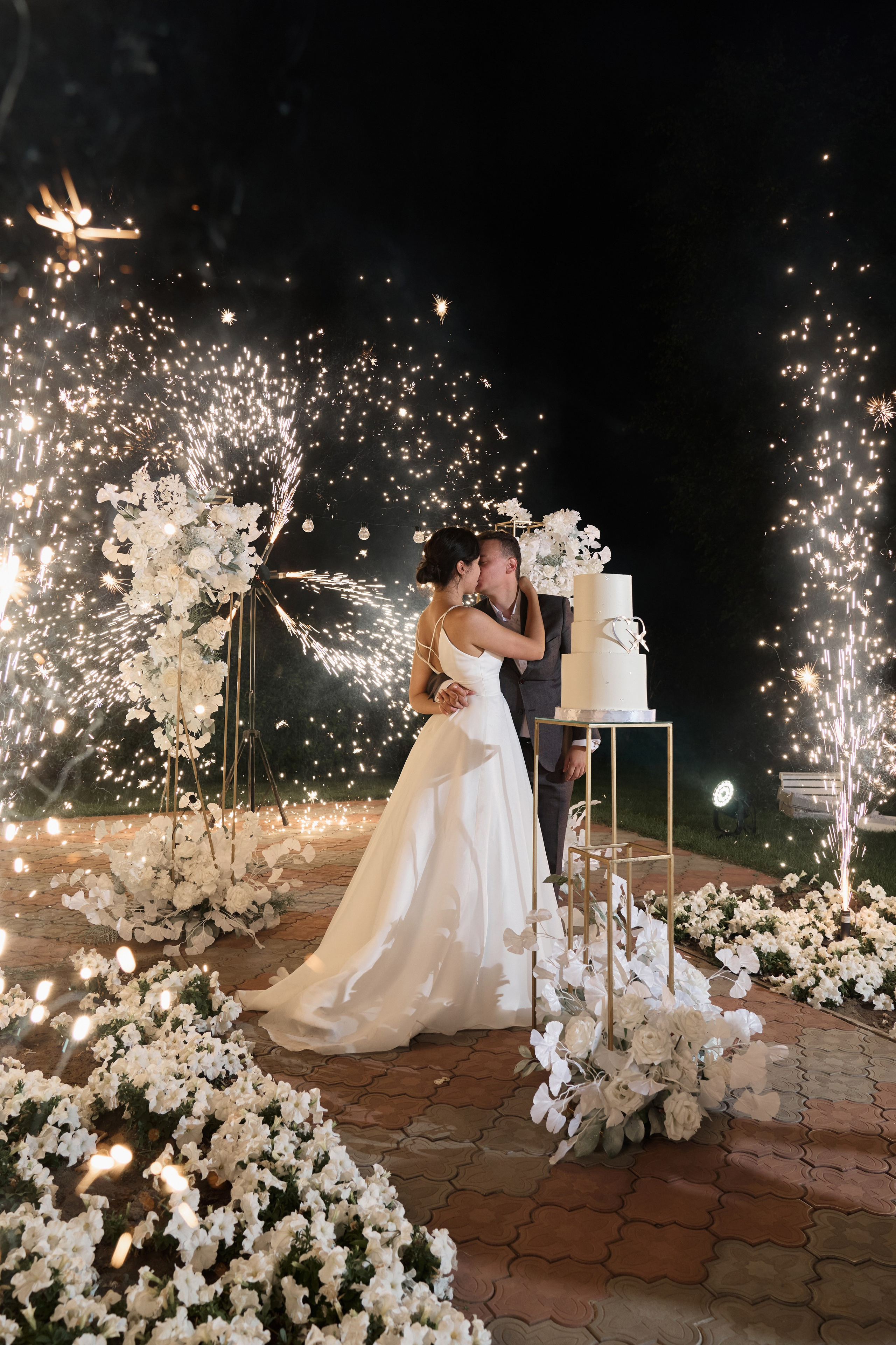 Свадебный торт на фоне фейрверка
