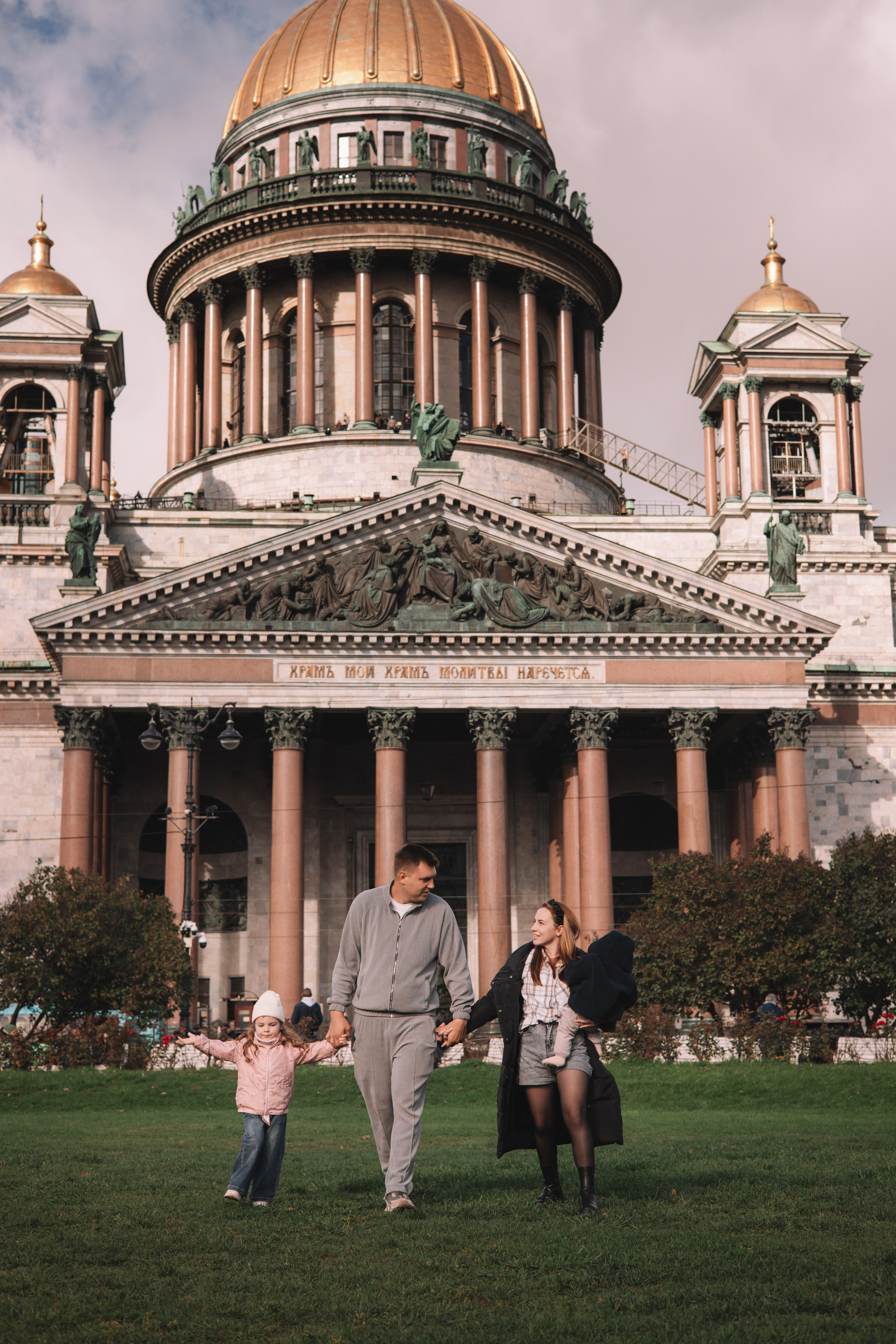 Прогулка возле Исаакиевского. Семейный фотограф в Санкт-Петербурге. Запечатление мгновений и ярких воспоминаний в Вашей жизни