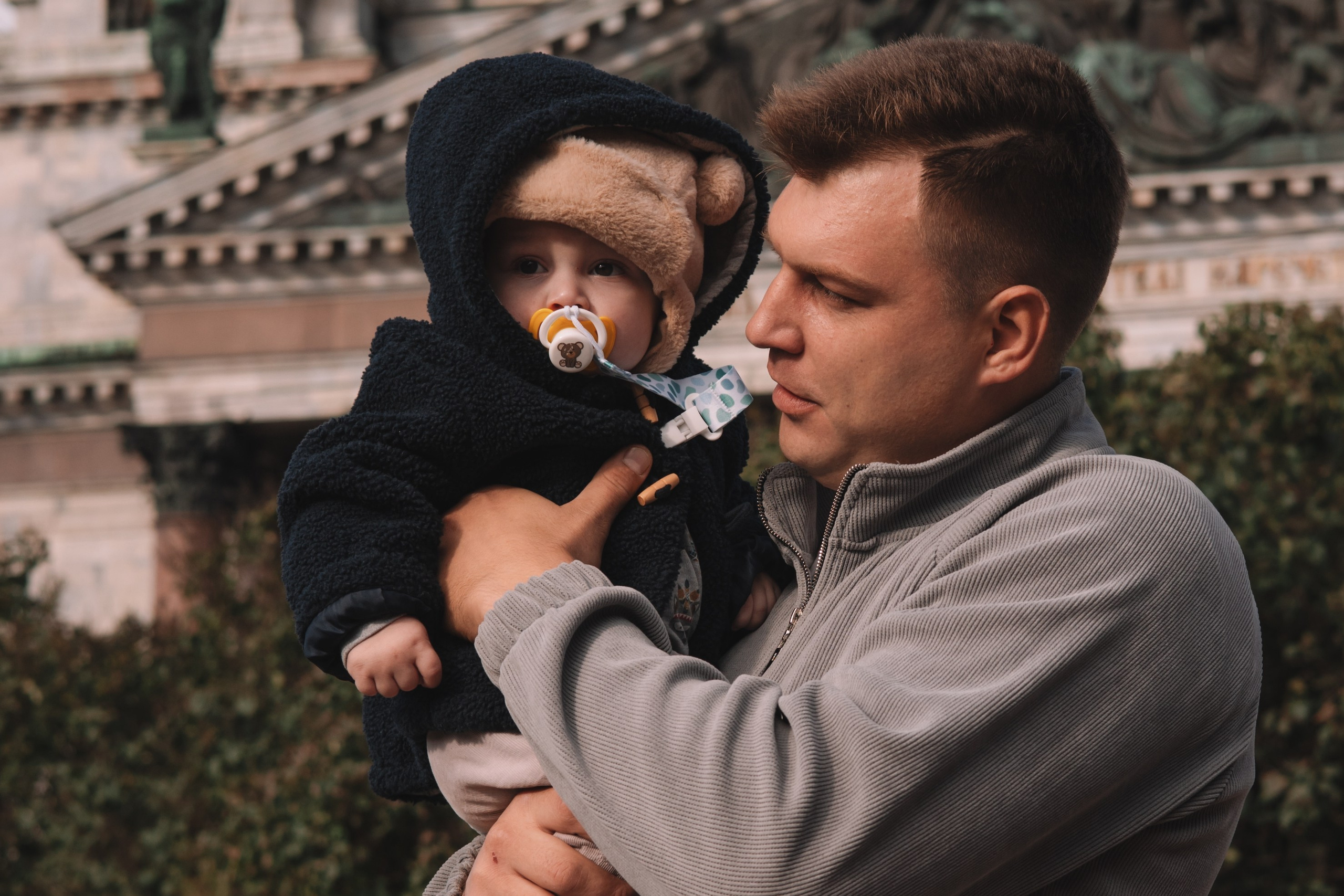 Прогулка возле Исаакиевского. Семейный фотограф в Санкт-Петербурге. Запечатление мгновений и ярких воспоминаний в Вашей жизни