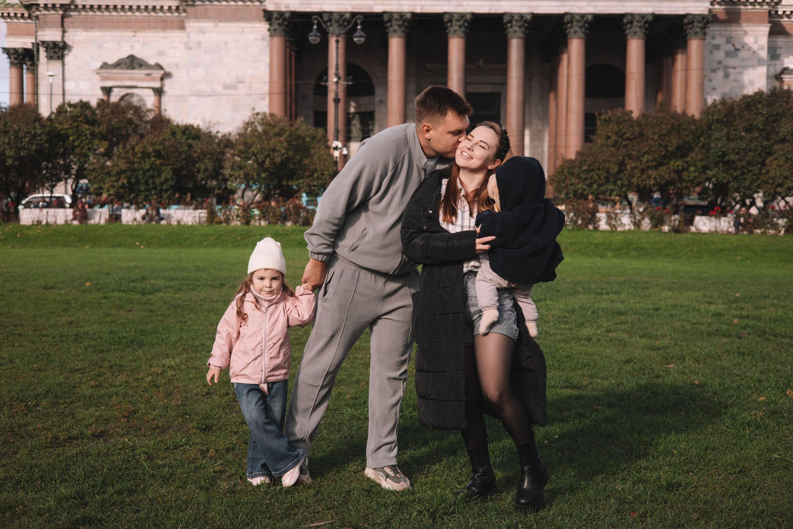 Прогулка возле Исаакиевского. Семейный фотограф в Санкт-Петербурге. Запечатление мгновений и ярких воспоминаний в Вашей жизни