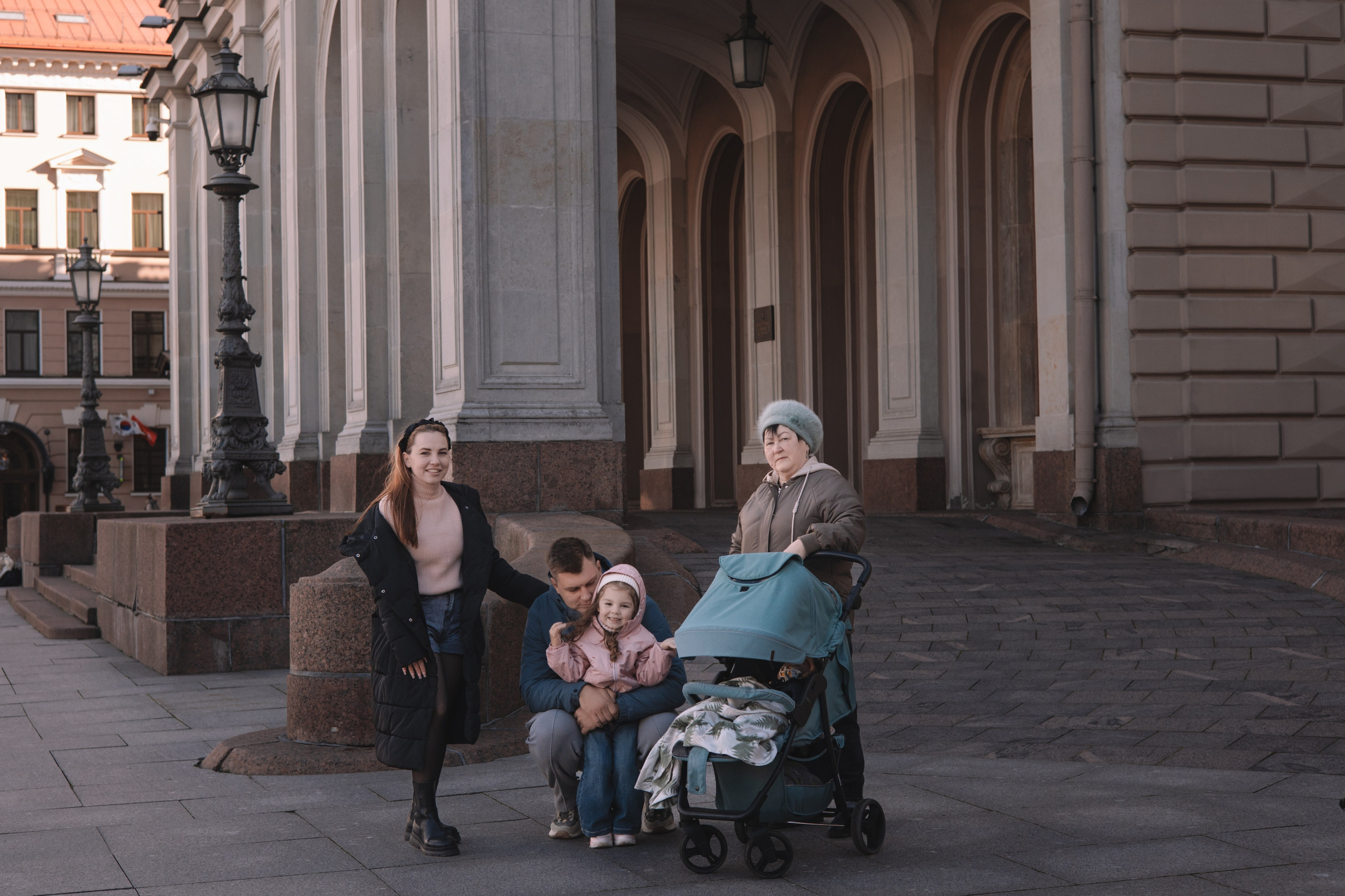 Прогулка возле Исаакиевского. Семейный фотограф в Санкт-Петербурге. Запечатление мгновений и ярких воспоминаний в Вашей жизни