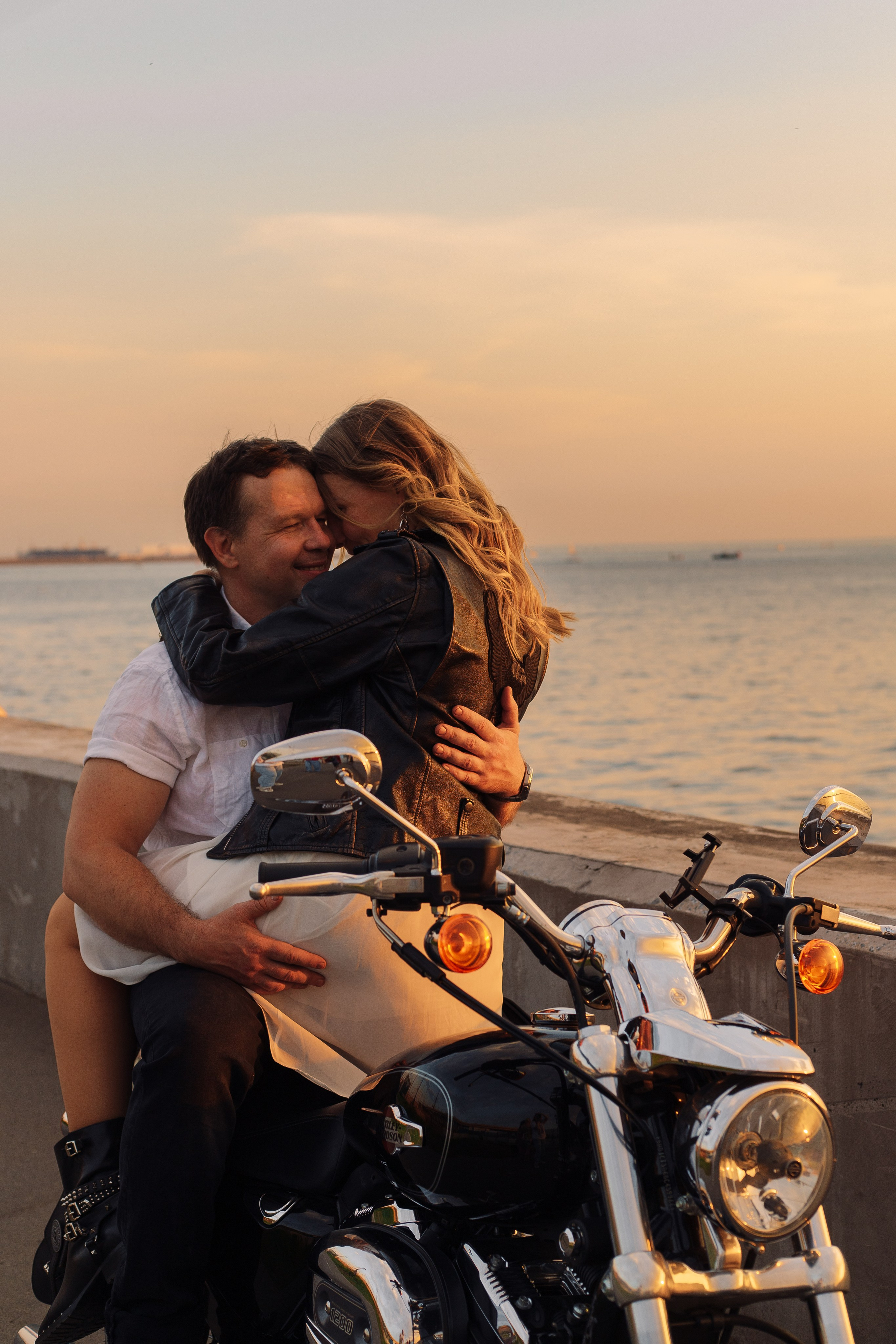Фотосессия Love story Лахта на закате с мотоциклом. Фотограф в Санкт-Петербурге, Анна Скворцова