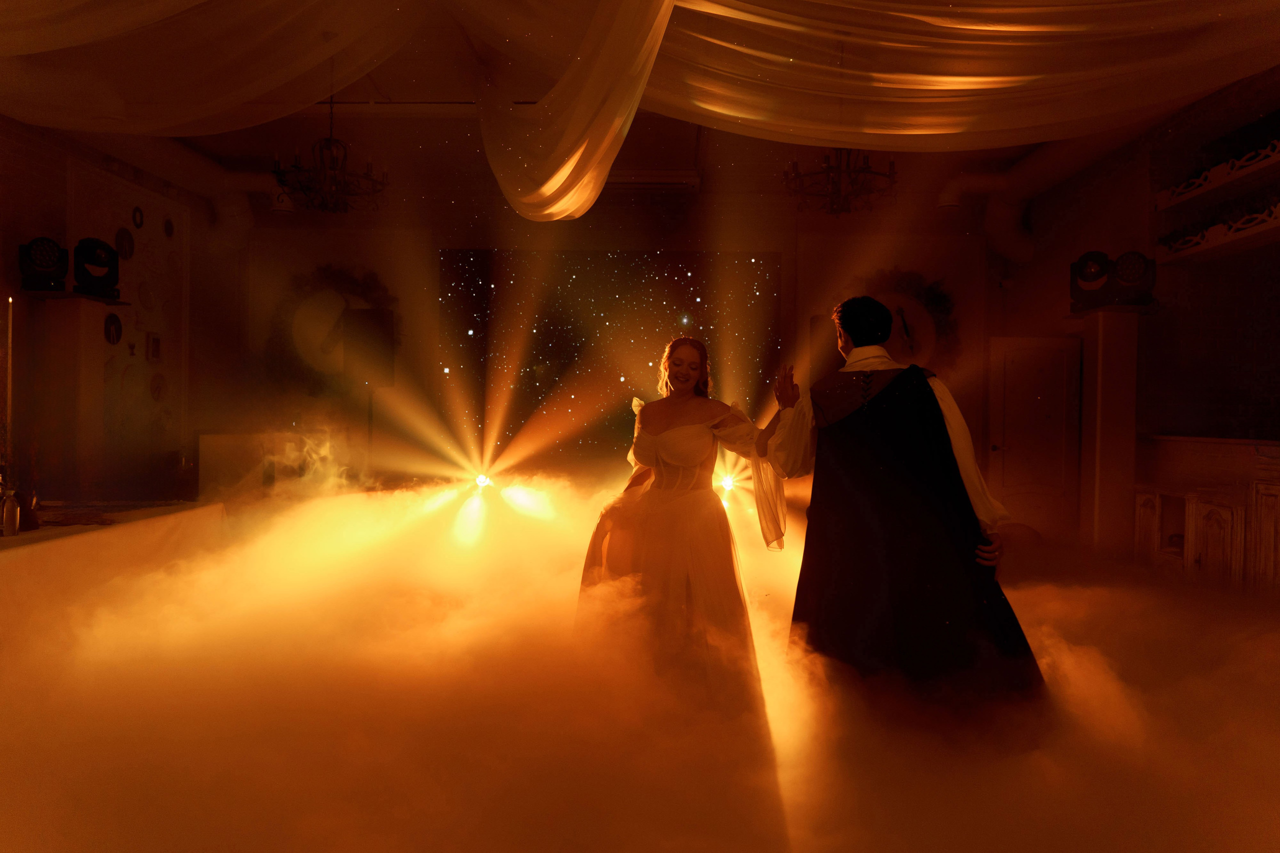 фотосессия свадебного банкета танец невесты и жениха тяжелый дым красивый свет