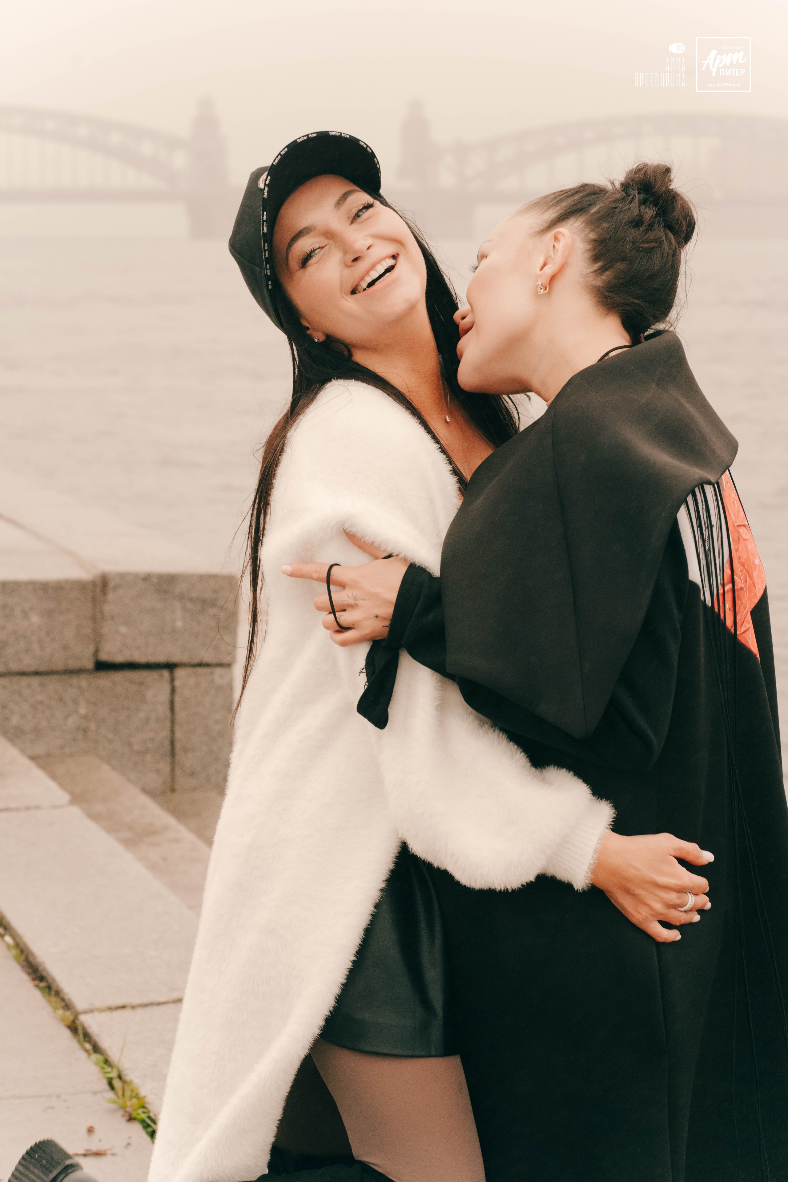 Прогулочная фотосессия с Кристиной Абрамовой вдоль туманной Невы. Ваш фотограф в Санкт-Петербурге Анна Просвирина