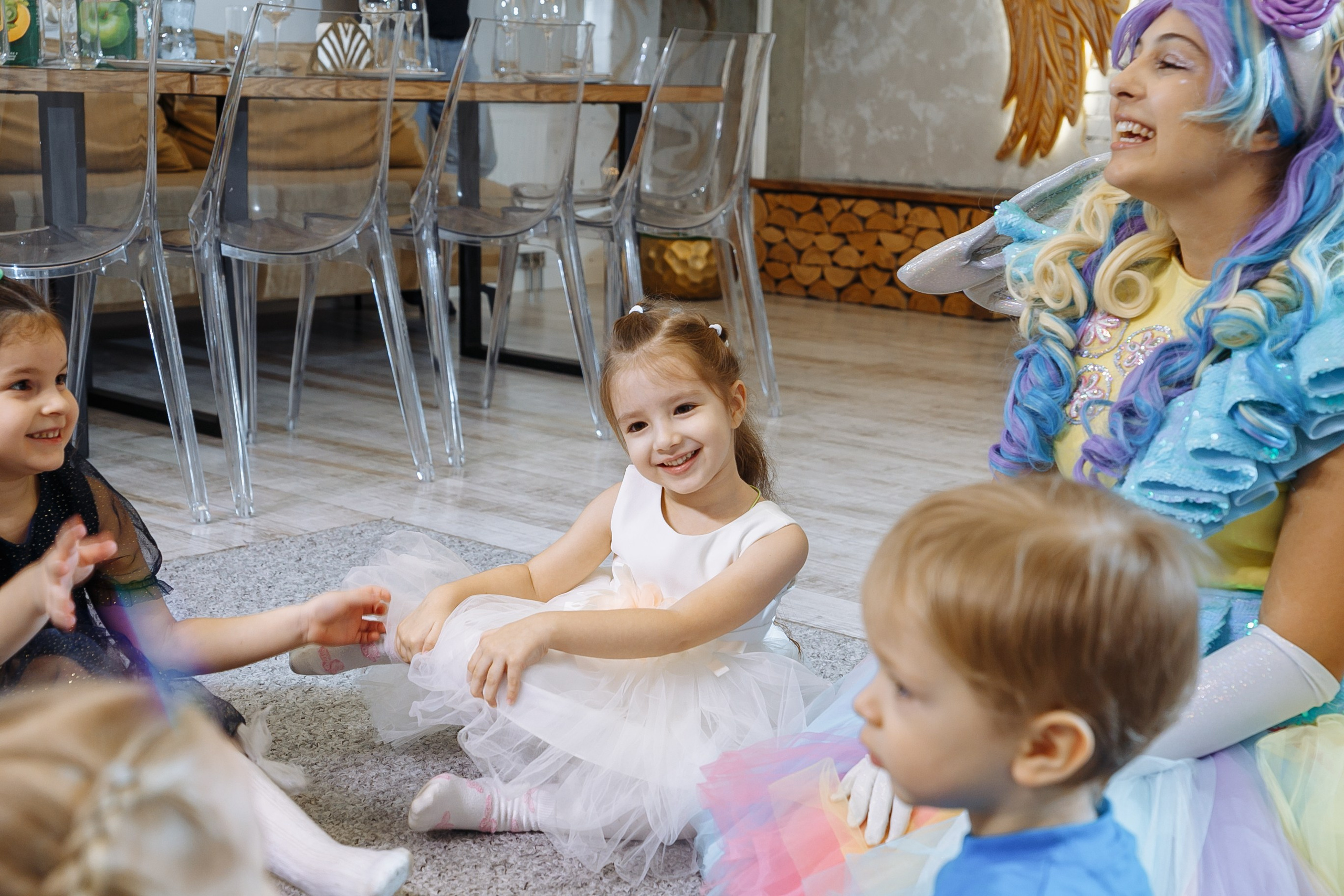 Насте 5 лет, дети играют в Ангел лофт. Событийный фотограф Максим Бескоровайновнов