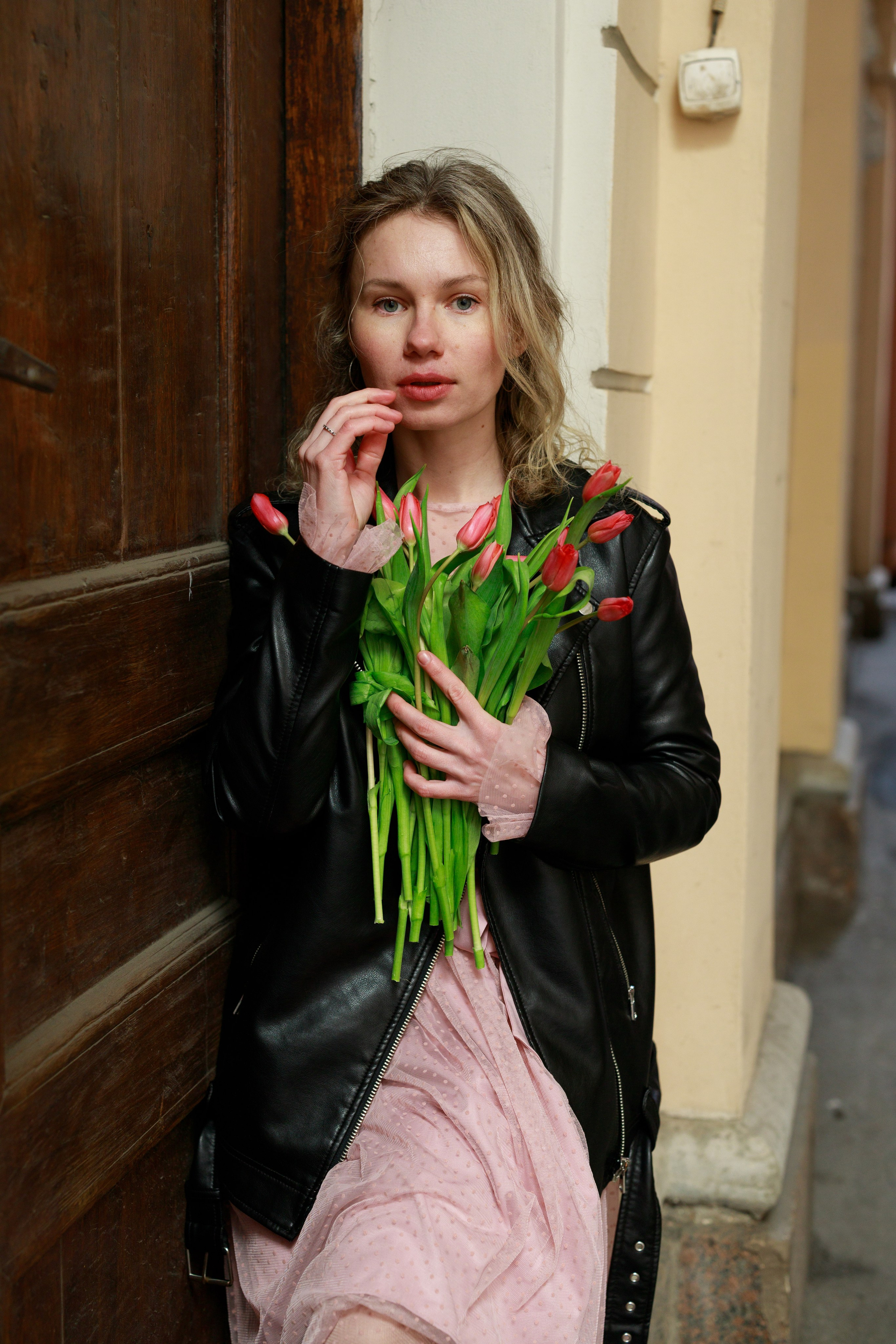 Фотопрогулка в городе с тюльпанами. Фотограф Санкт-Петербург Конюхова Мария