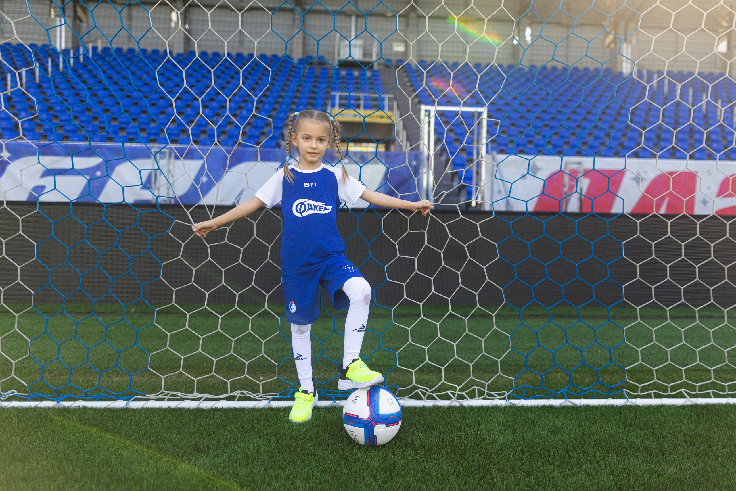 Детский портрет с Алисой на футбольном стадионе. Дмитрий Шульгин, портретный фотограф в Воронеже