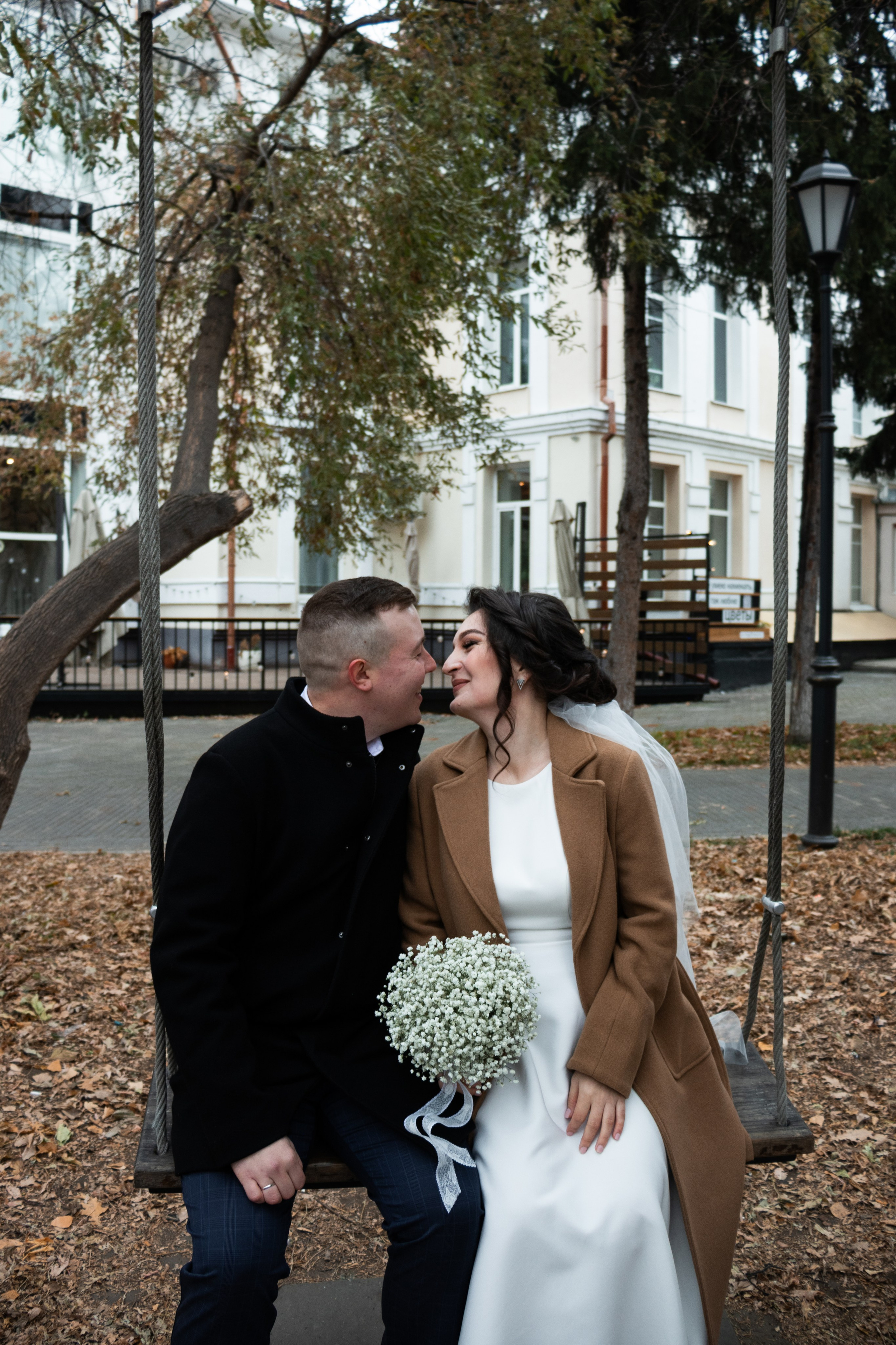 Свадебная прогулочная фотосессия возле ЗАГСа в городе Томск