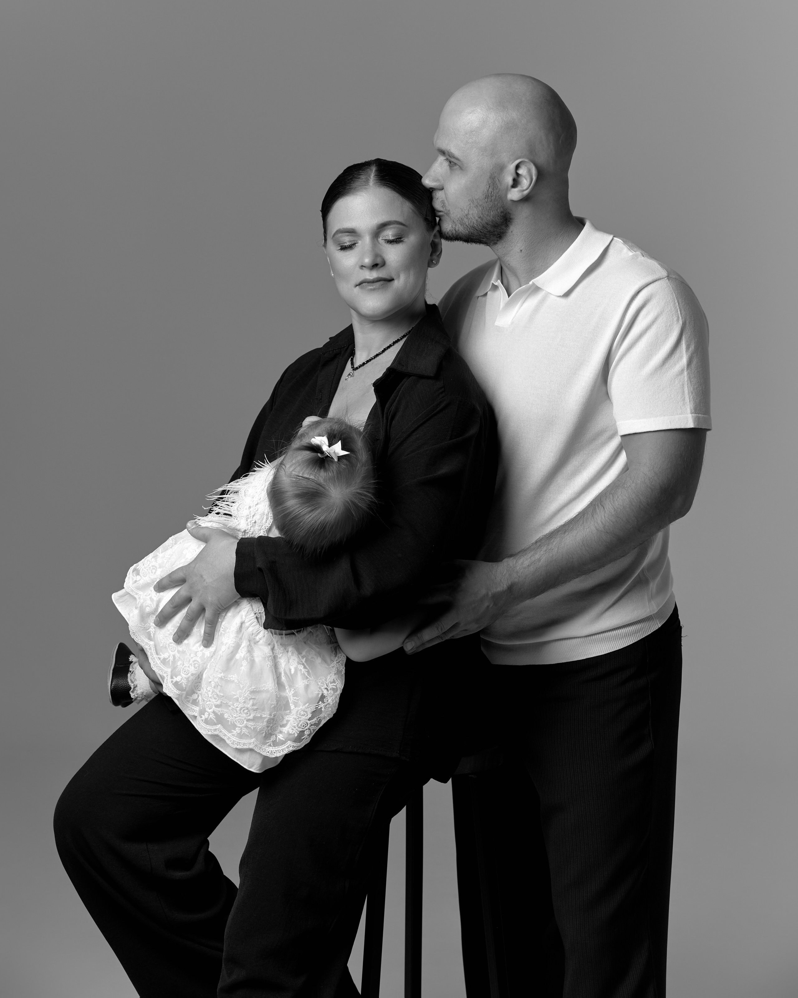 Семейная фотосессия в студии с импульсным светом