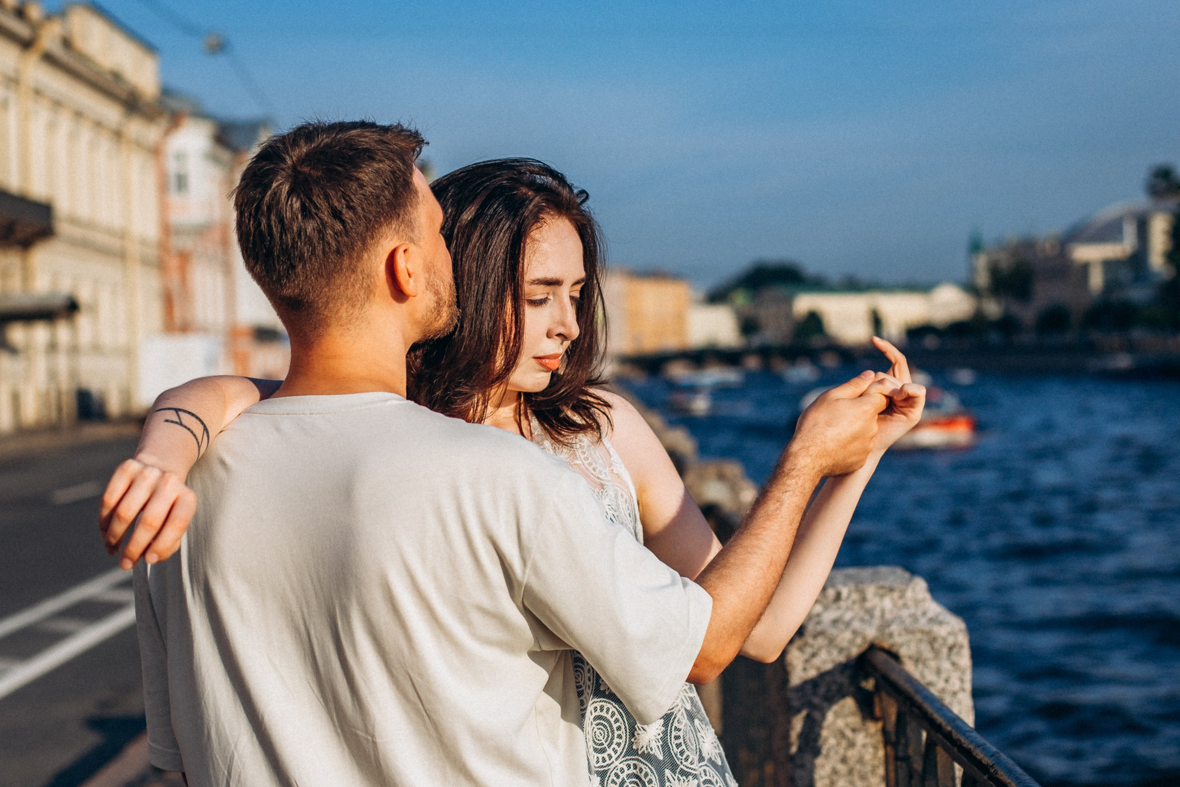 Валерия с супругом в июле. Фотопрогулка в Петербурге. Индивидуальный и семейный фотограф в Санкт-Петербурге