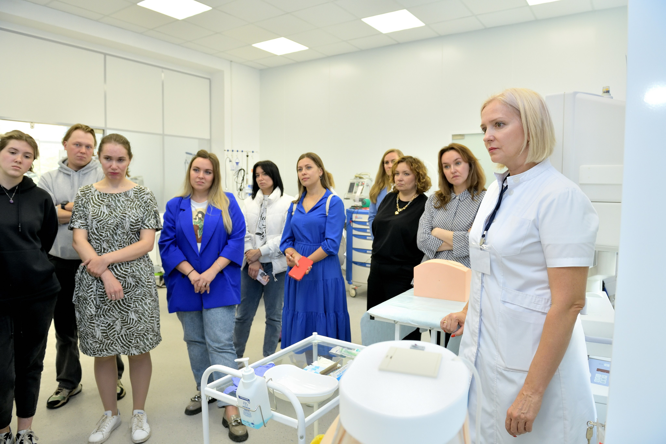 "Медицинский колледж в Москве , показ учебных кабинетов журналистам".