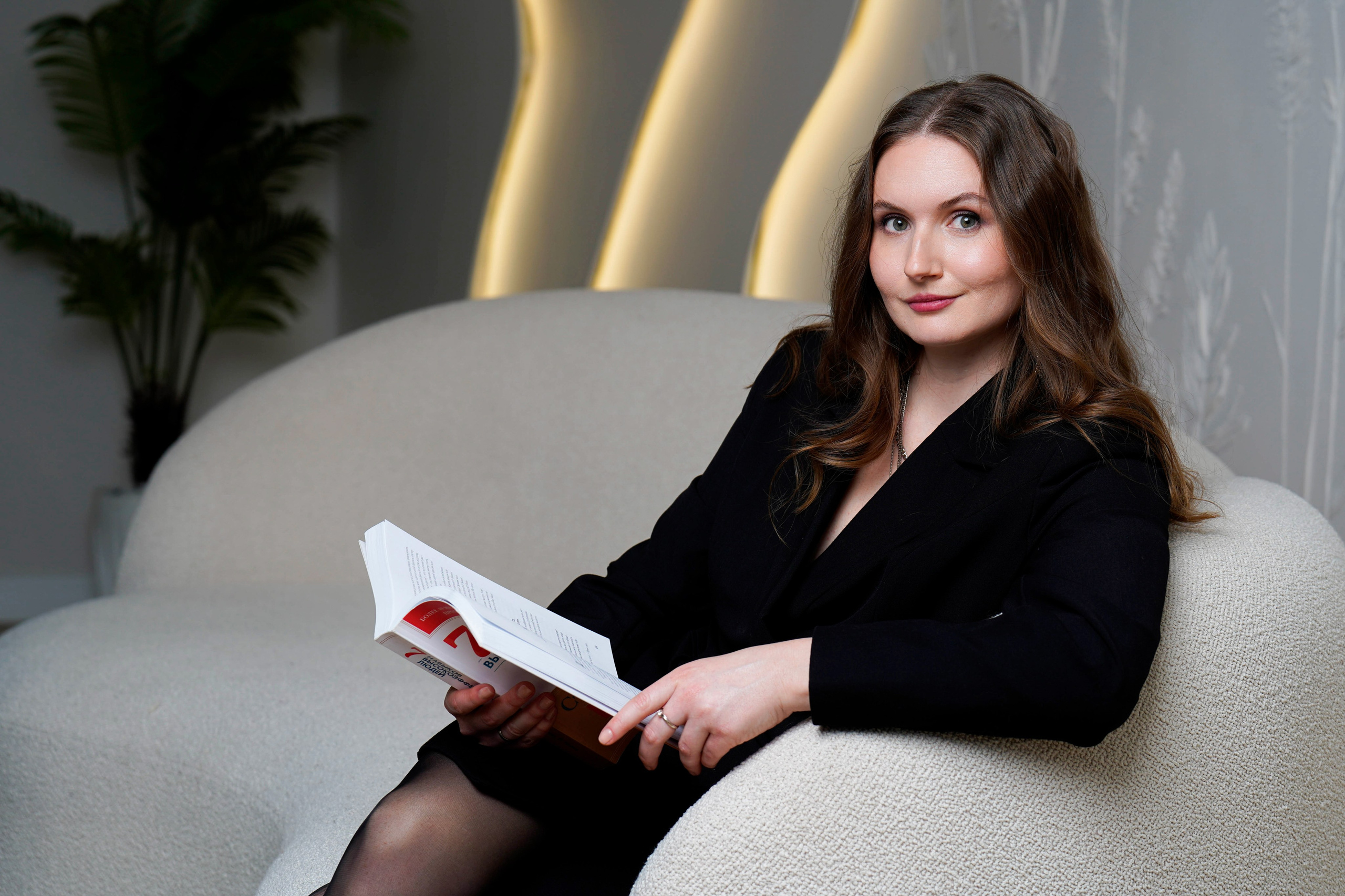 Женский бизнес портрет с книгой. Фотограф Анна Калинцева