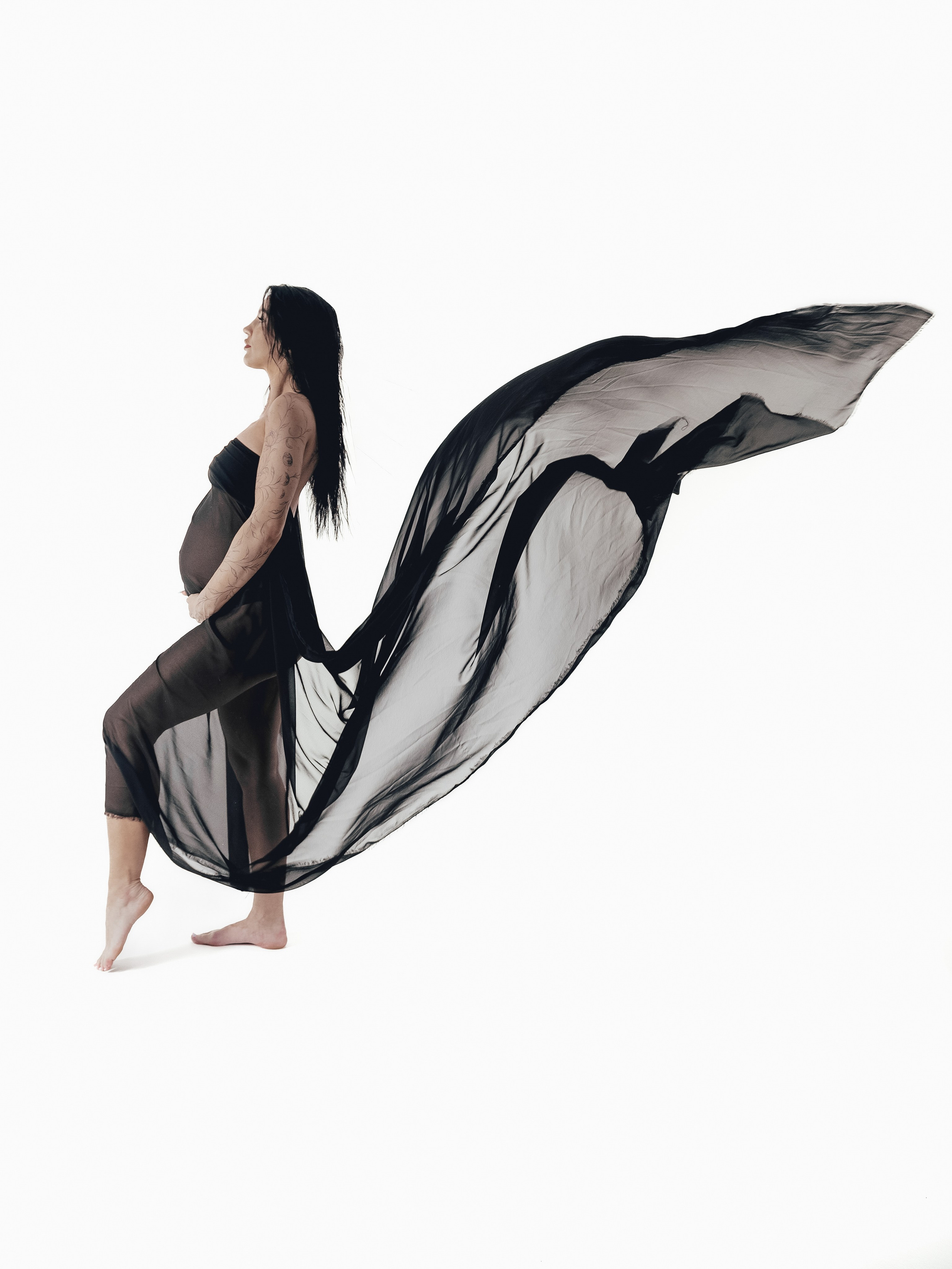 Беременная женщина в профиль — акцент на красивую линию тела