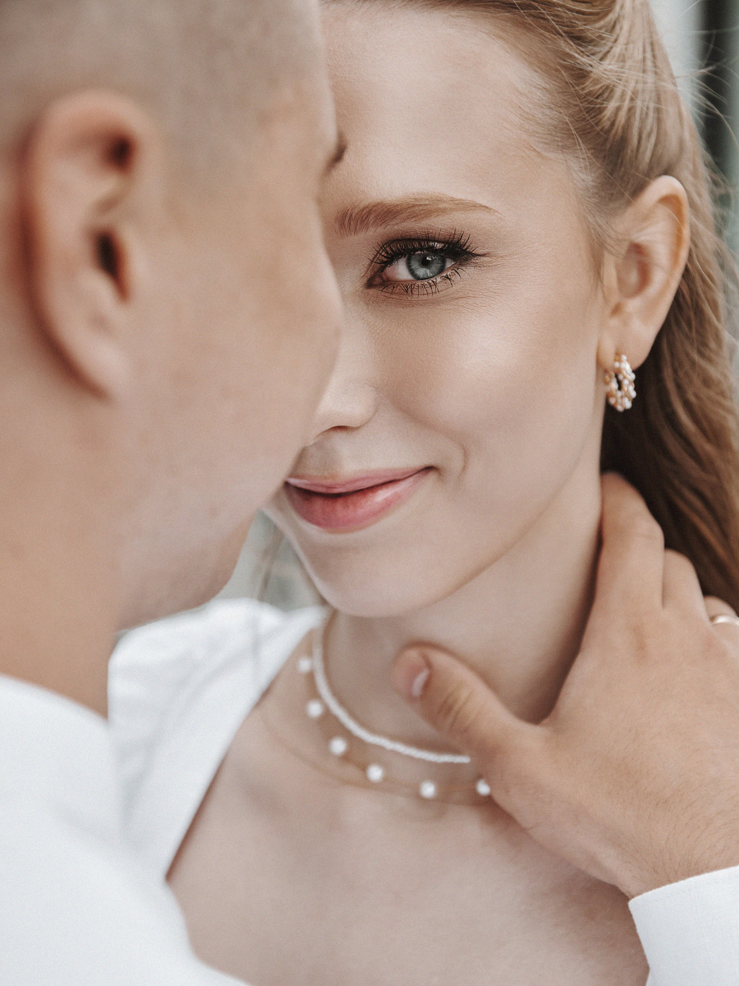 Портрет жениха в урбанистическом стиле у ЖК Чикаго — современная свадебная фотосъёмка.