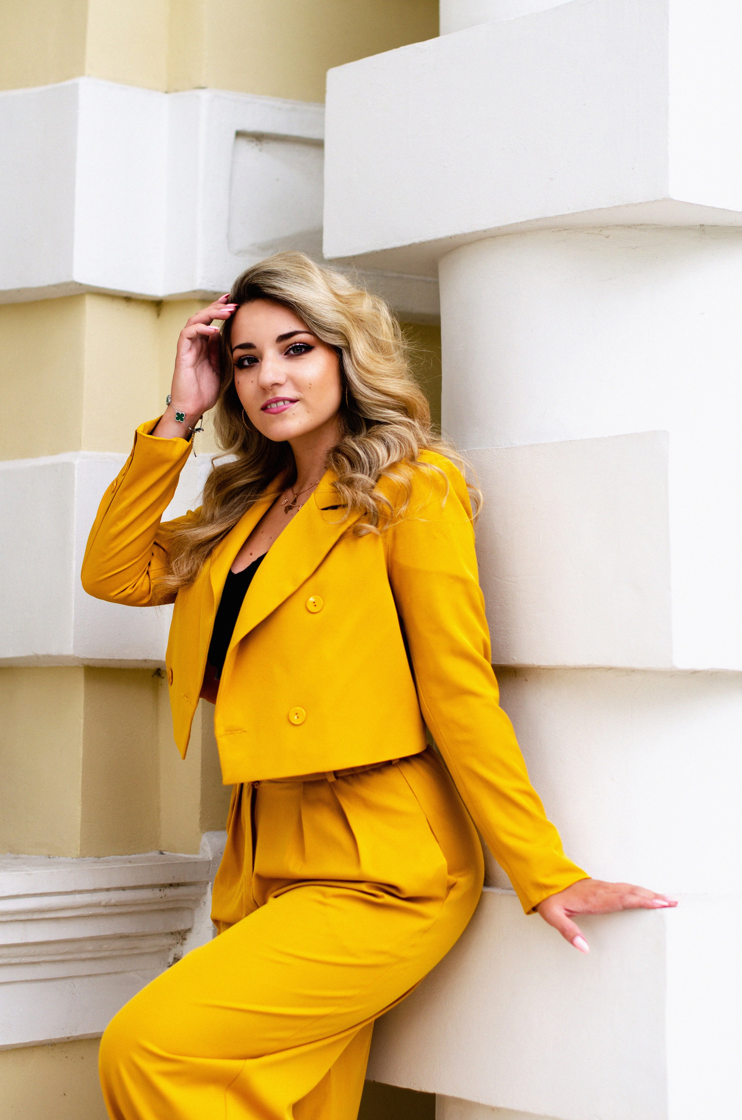 Park, woman in yellow, nature. Family, portrait, content photo in Costa Rica Evgeniya Besprozvannykh