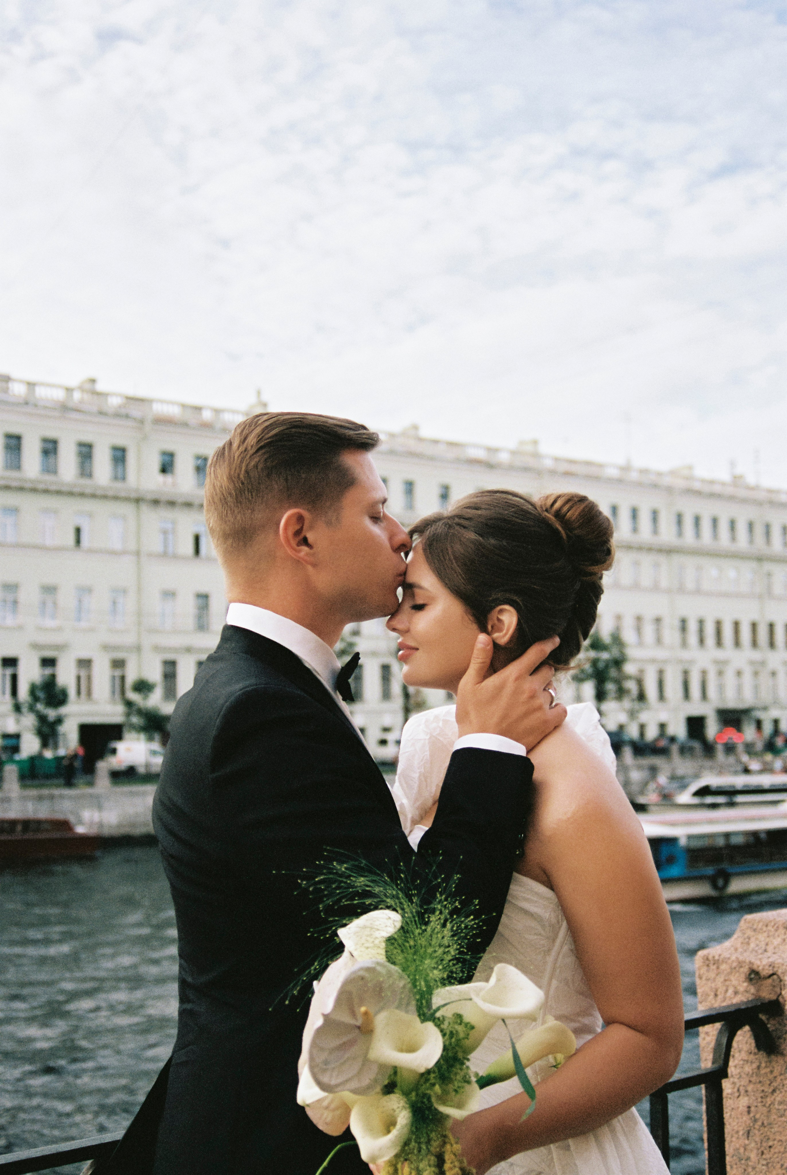 Настя и Лёша. Прогулка по Питеру. Катер. На цифру и плёнку. Свадебный фотограф Катерина Чулкова