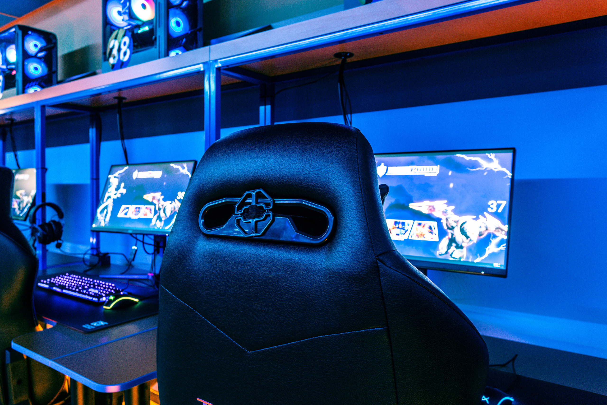 Фото компьютерного клуба. Интерьерный фотограф Евгений Расторгуев