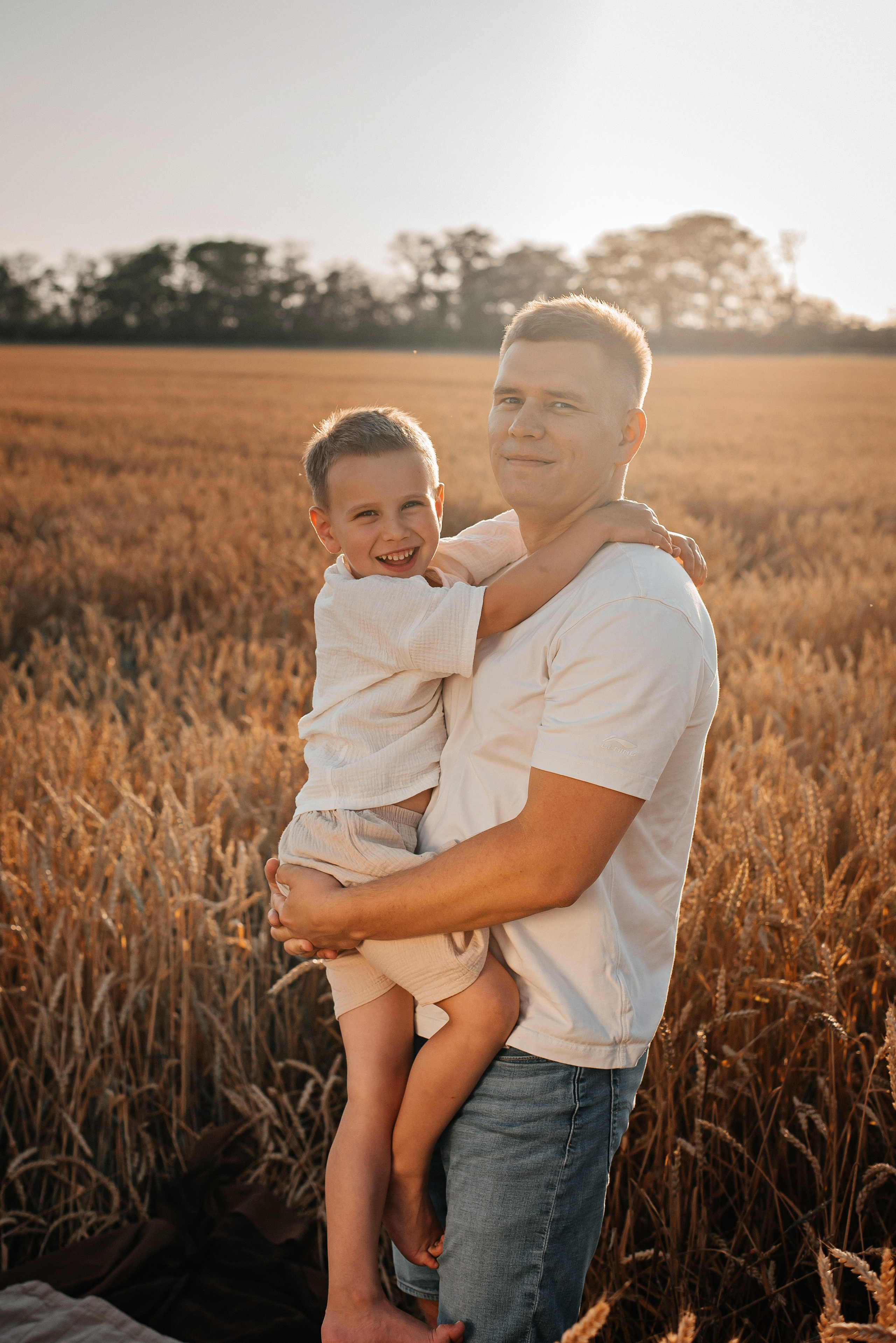 В поле на закате. Детский и семейный фотограф выпускной альбом Приморско-Ахтарск