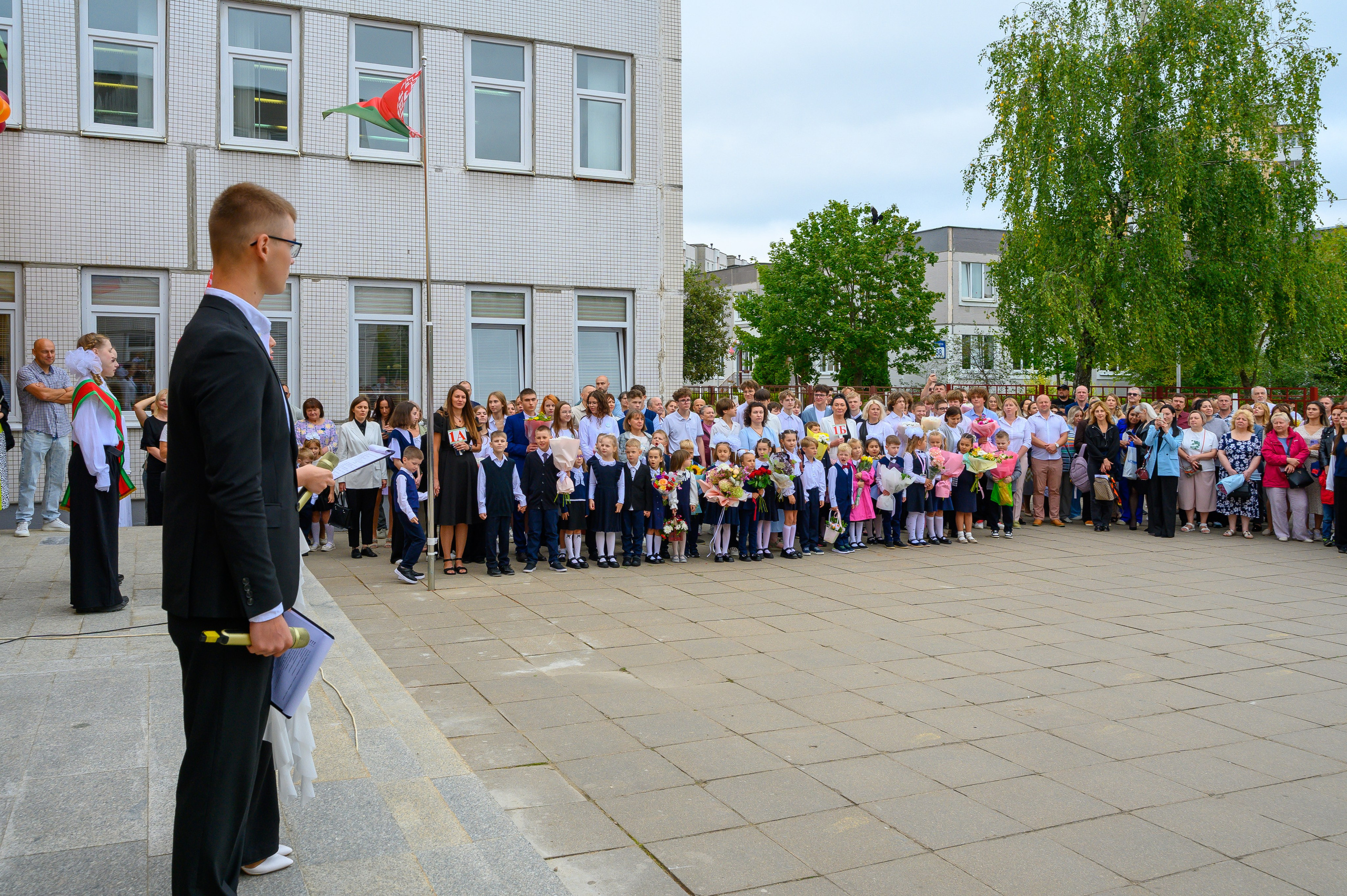 Вот звучит первый звонок, перед этим долгое приготовление к новому этапу в жизни, Яромир идет в школу. Фотоуслуги, услуги фотографа, фотографирование важных событий