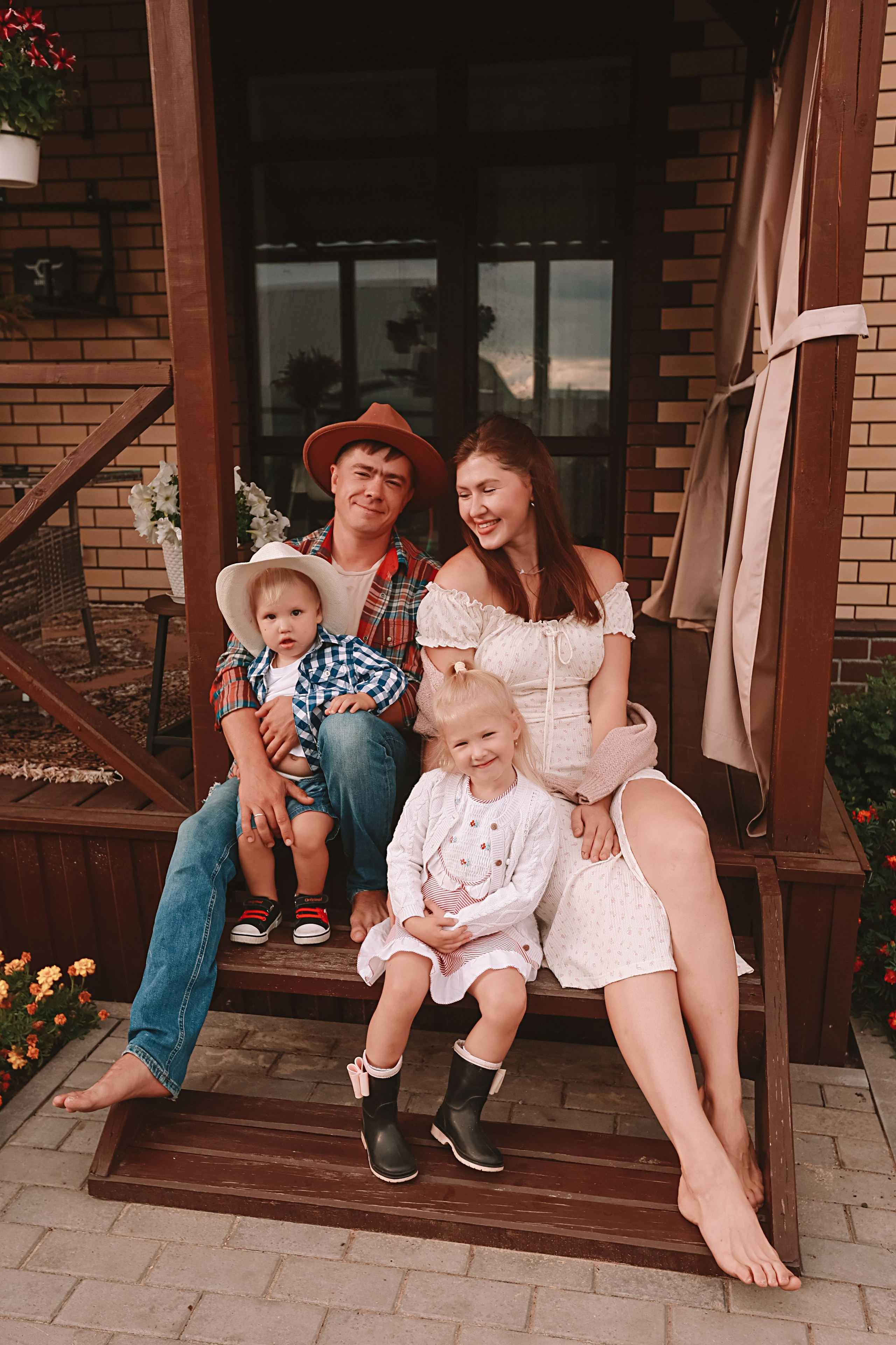 У дома. Семейный фотограф Тюмень, фотограф на роды Салмина Мария