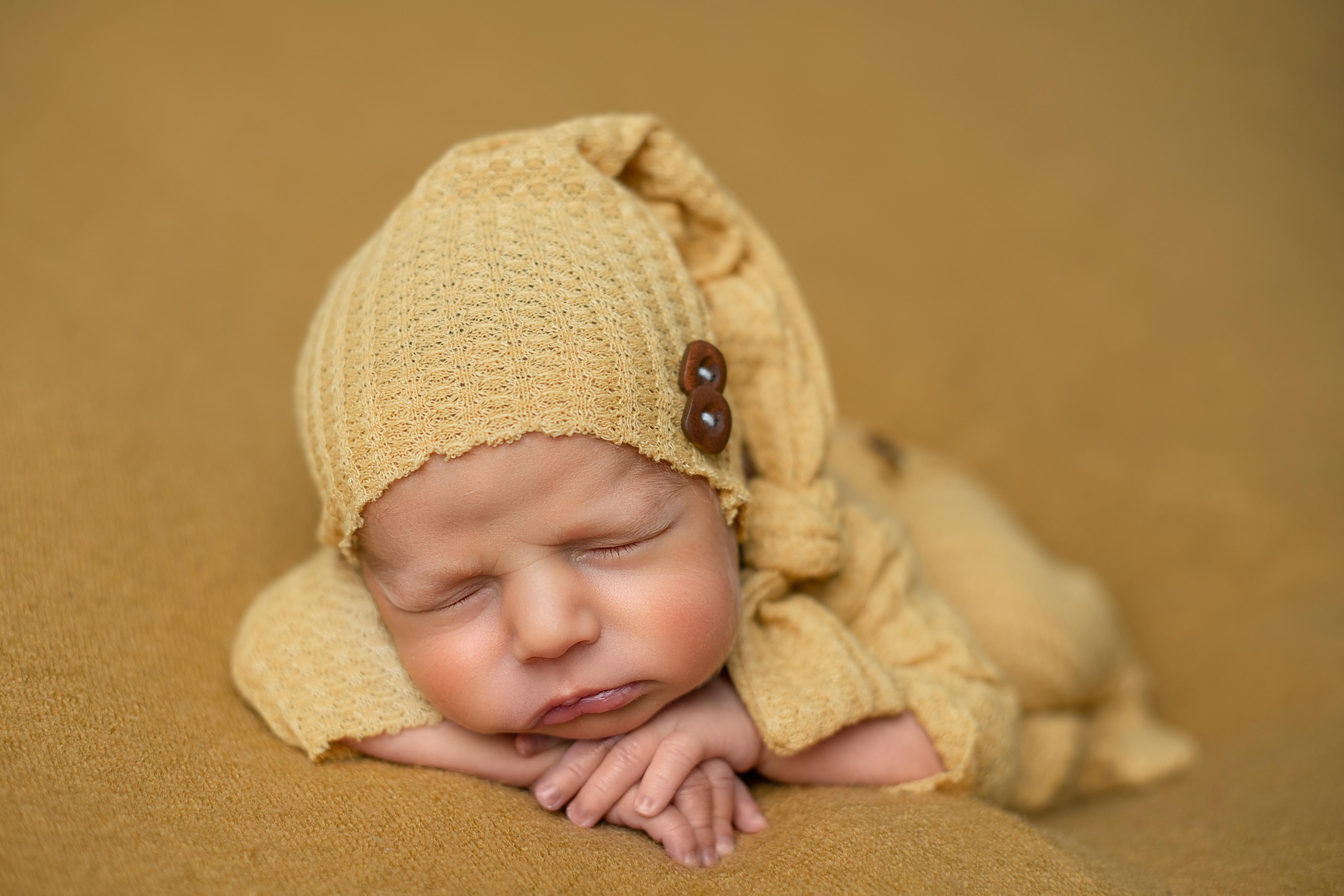 Фотография новорожденного в колпаке