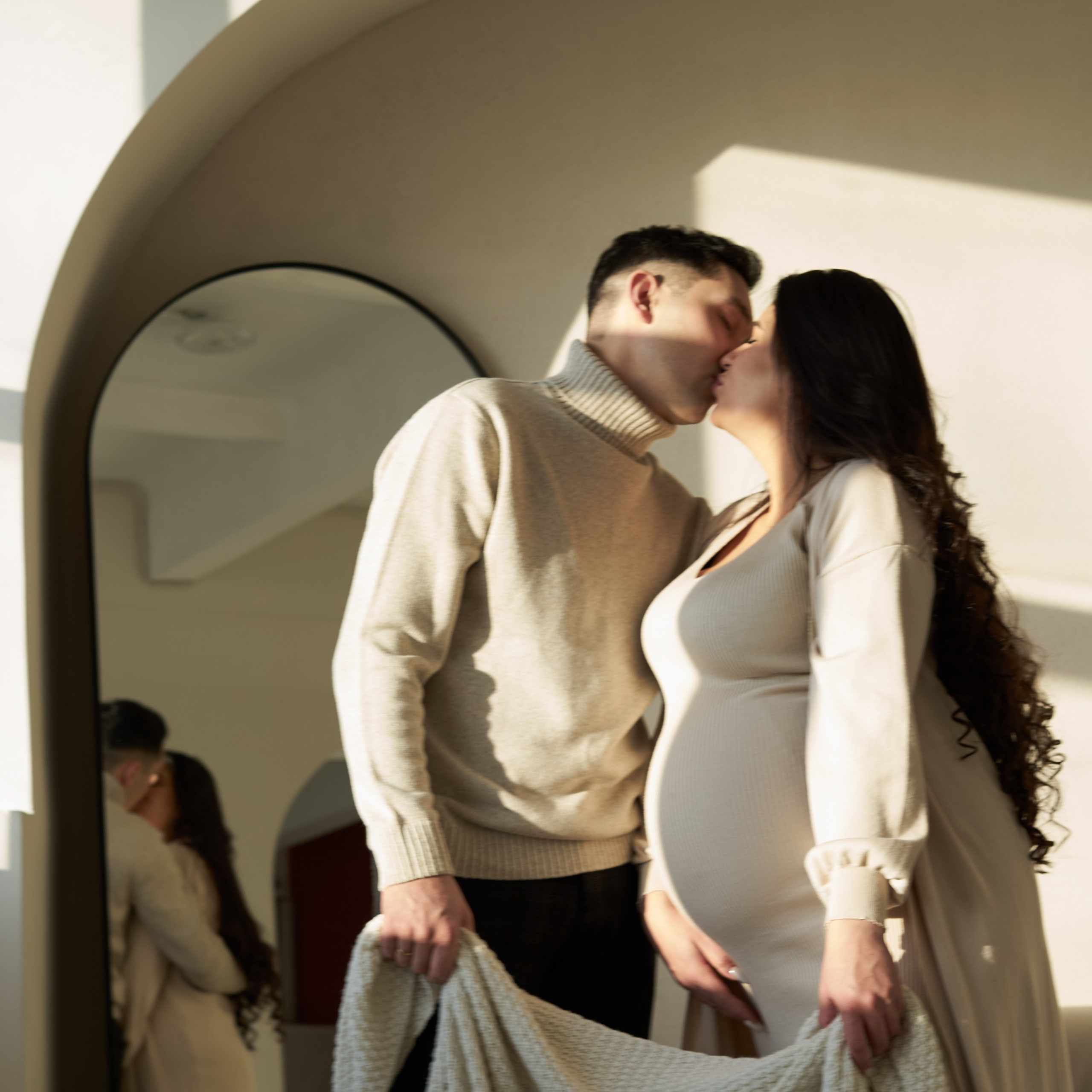 Фотосессия беременной с семьей в студии. Фотограф Екатеринбург Кокшарова Александра