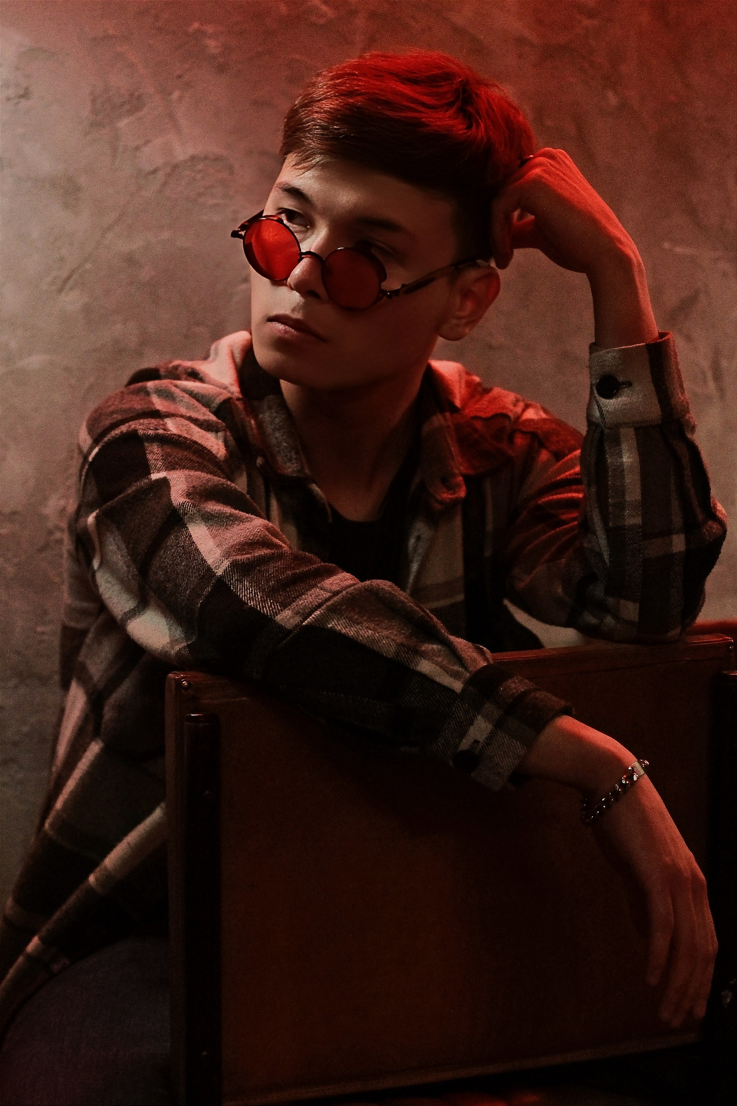 Мужской портрет. Контакты