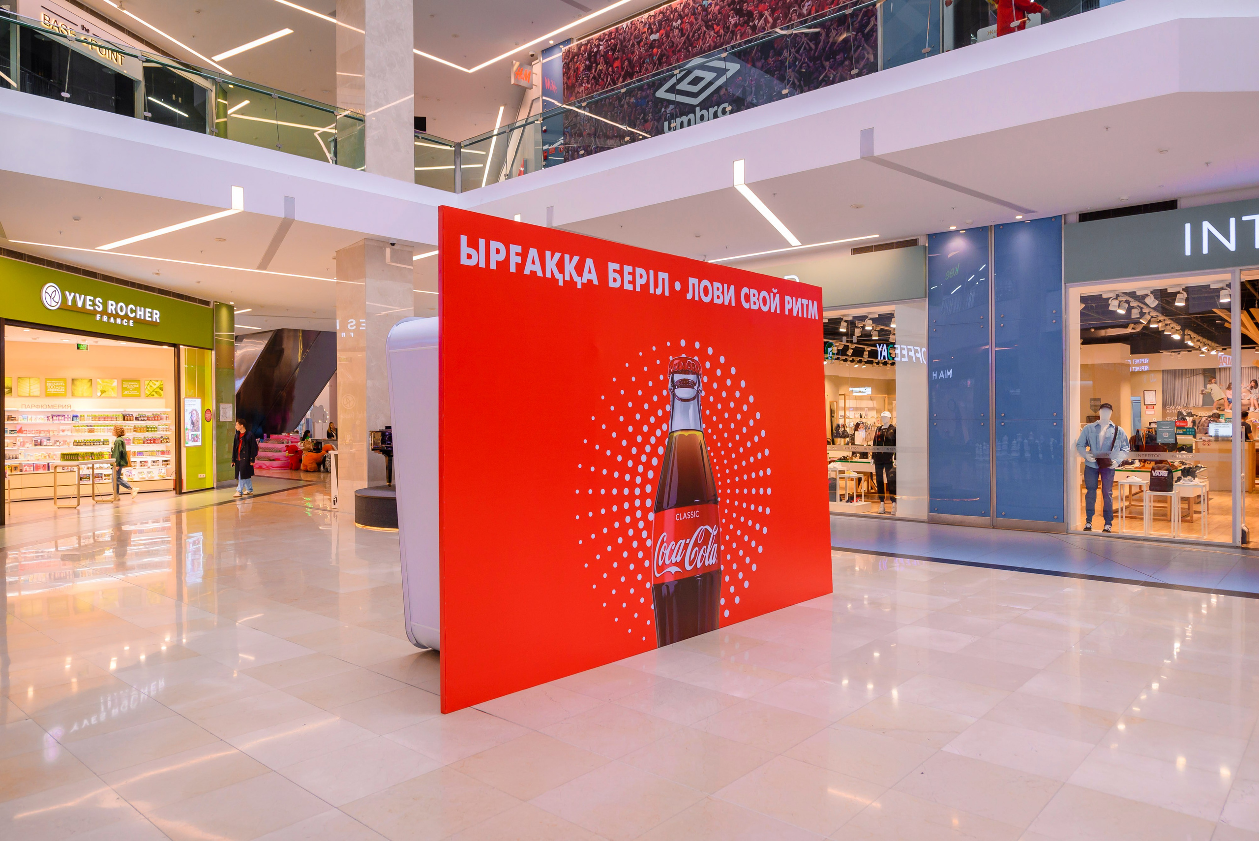 Инсталляция Coca-Cola в ТЦ Fоrum. Интерьерный и репортажный фотограф в Алматы