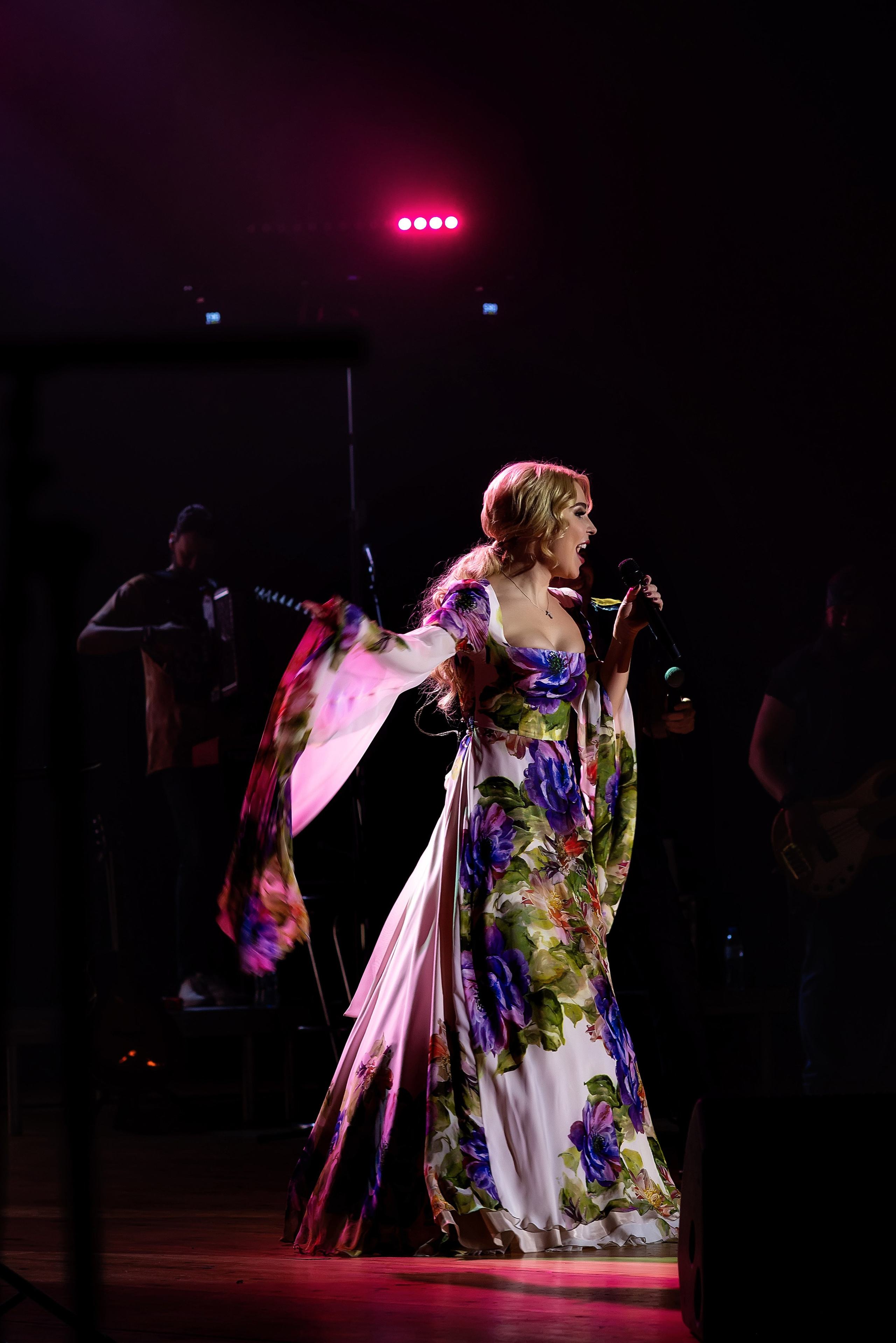 Концерт Пелагеи. Школьный, фэшн фотограф в Тюмени и в России Ирина Королева