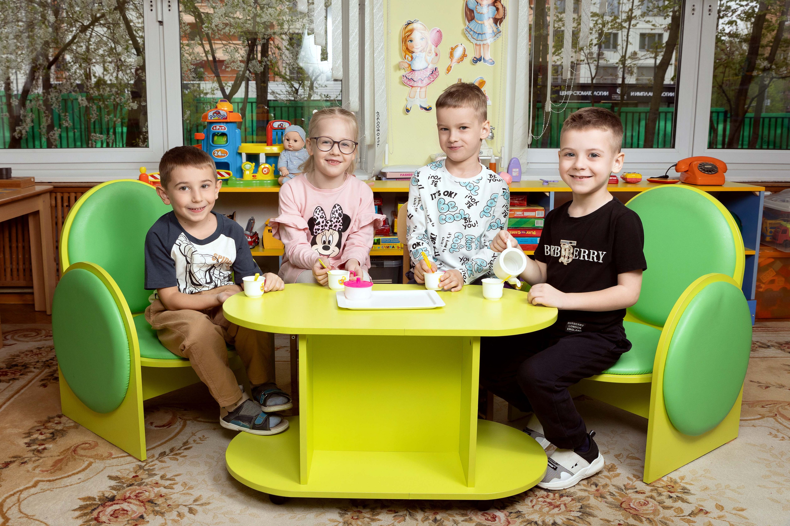 Групповые фотографии, фото с лучшим другом. Школьный и детсадовский фотограф Москва. Детский фотограф