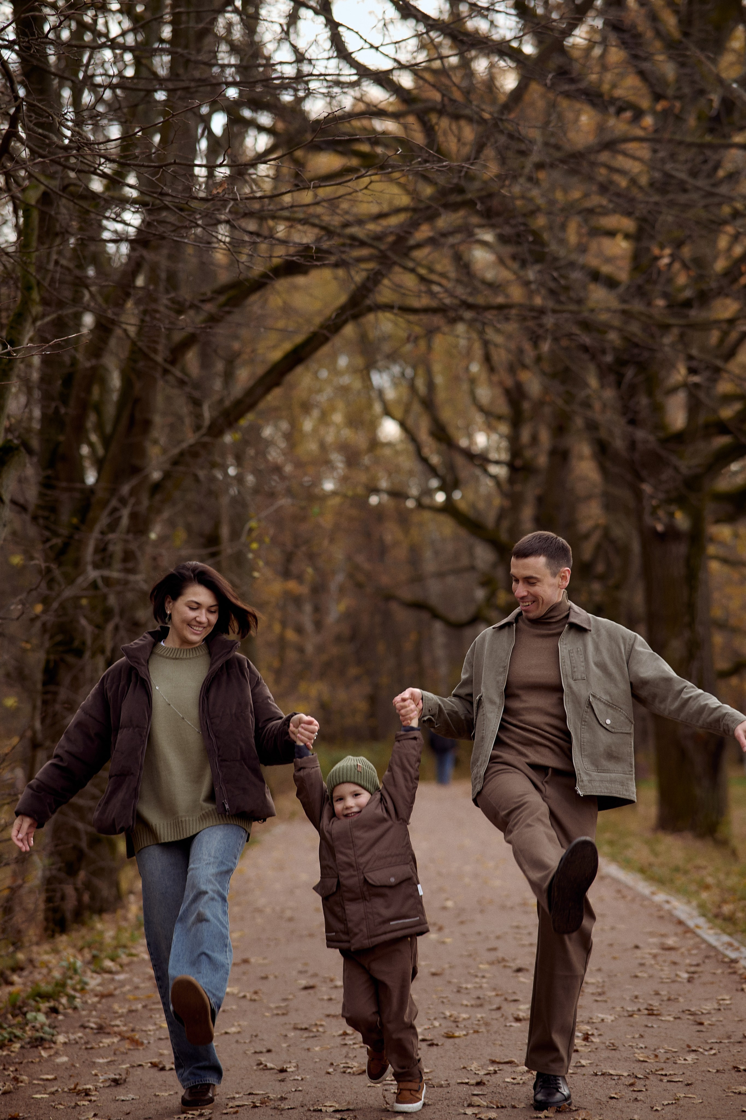 Вова, Юля и Максим в осеннем парке. Семейный и свадебный lifestyle-фотограф в Москве Мария Петрова