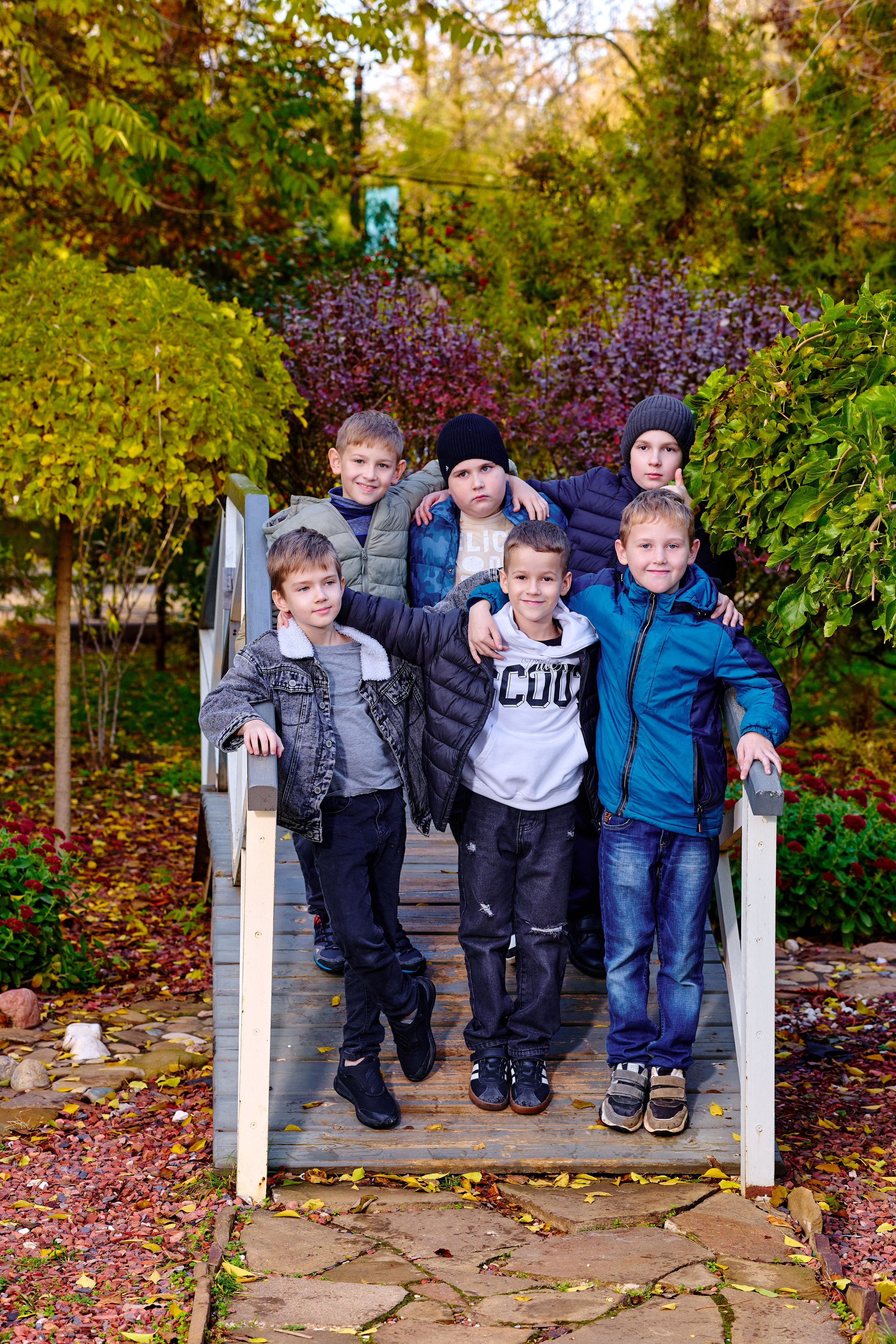 Прогулка в парке классом. Фотограф Выпускные альбомы Таганрог Сергей Коробченко