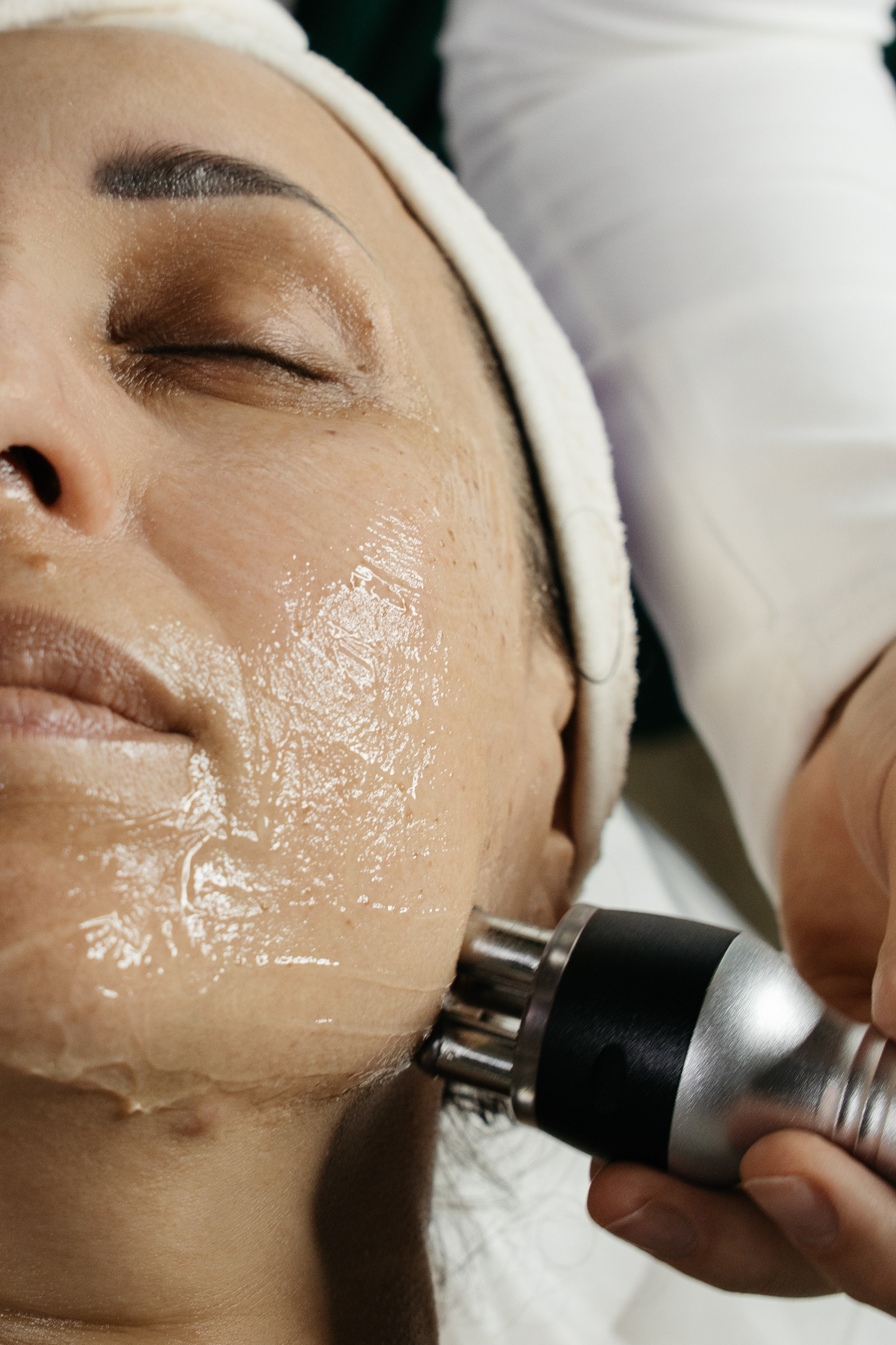 Аппарат для ультразвуковой чистки лица в работе - Курск