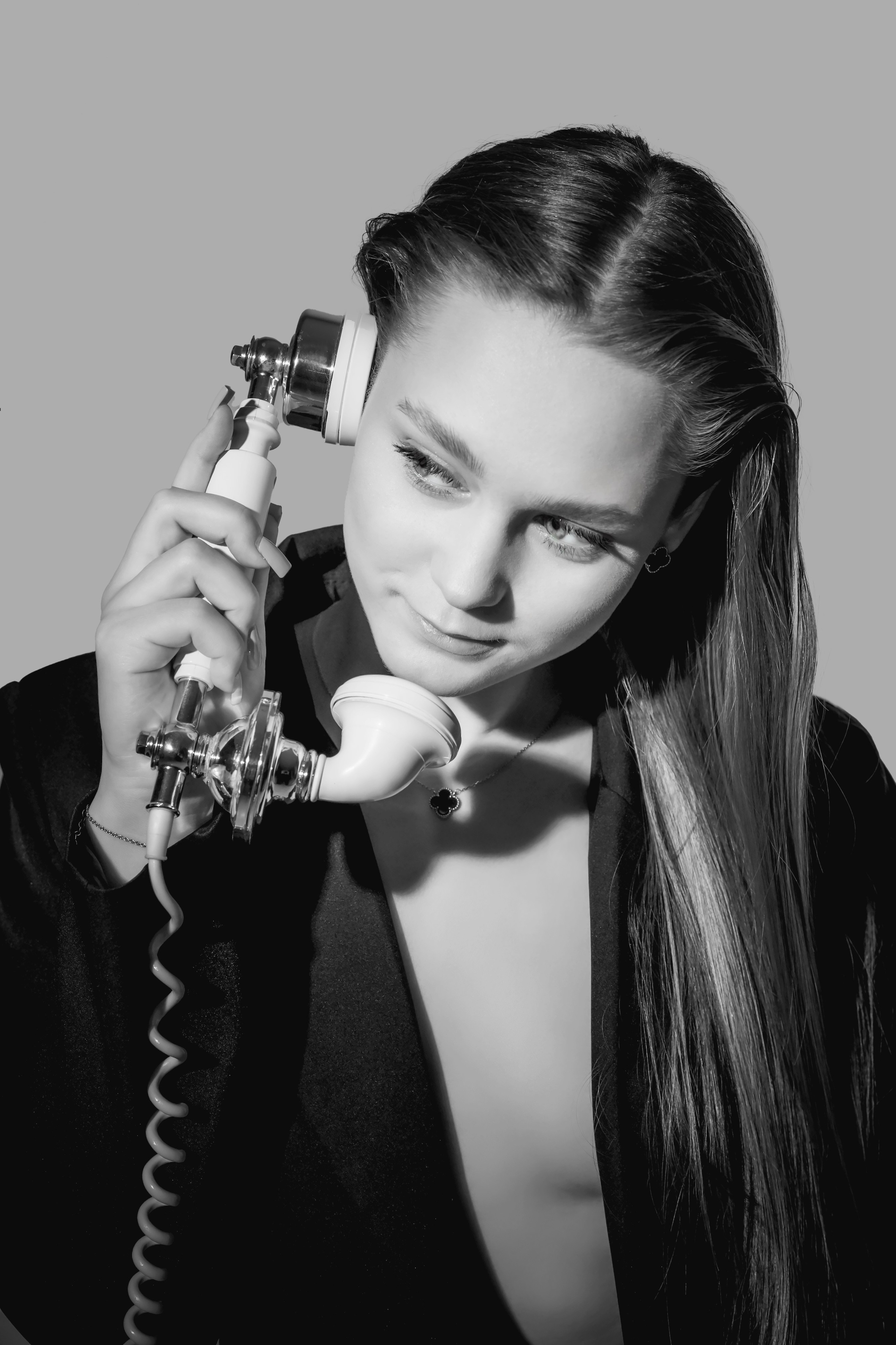 Женский портрет, нежный образ, естественное освещение, студийная съёмка, мягкий женский образ, крупные глаза, улыбка, натуральный макияж, элегантная причёска, белый фон, 