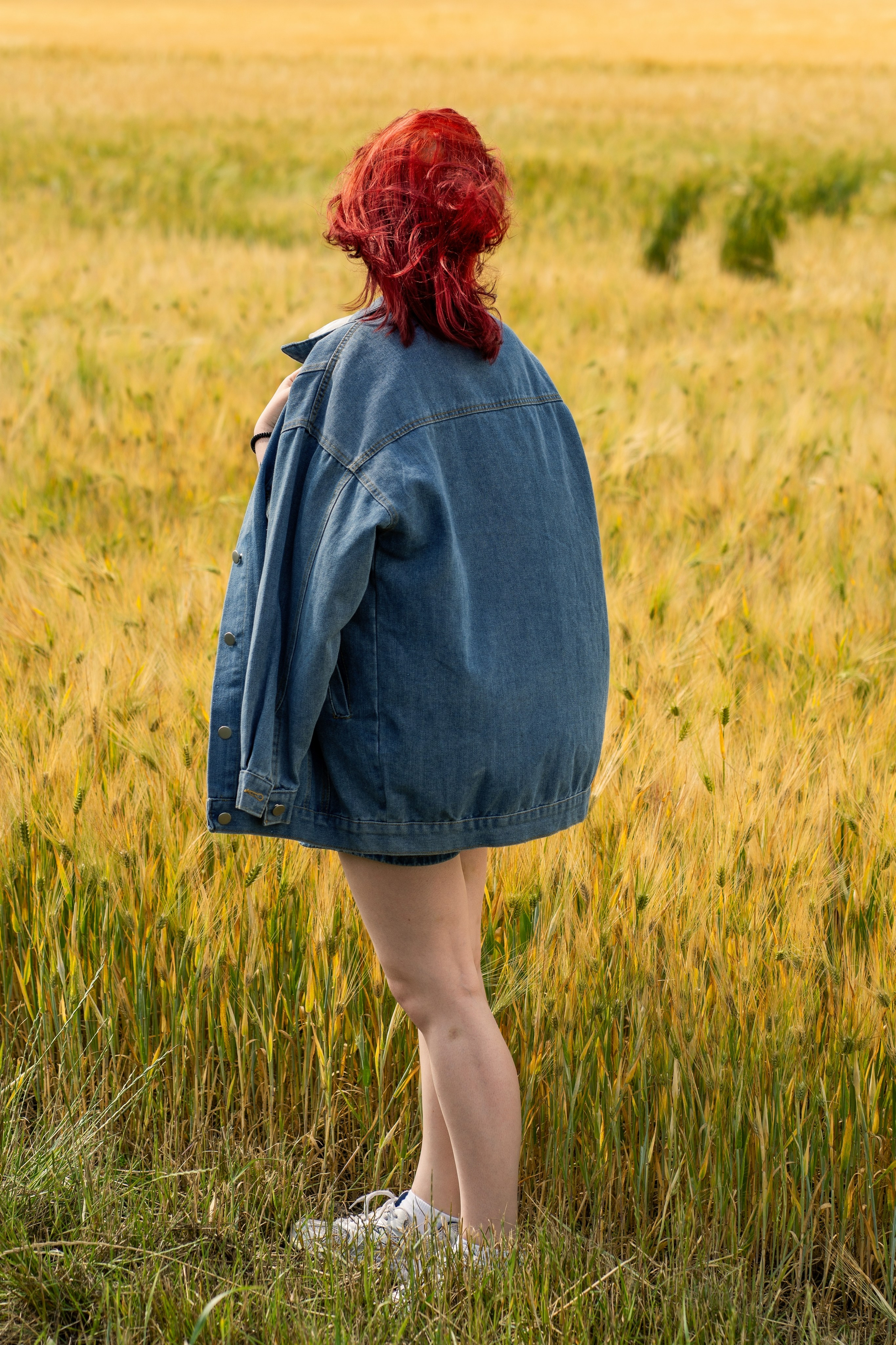 поле, пейзаж, пшеница, девушка стоит спиной