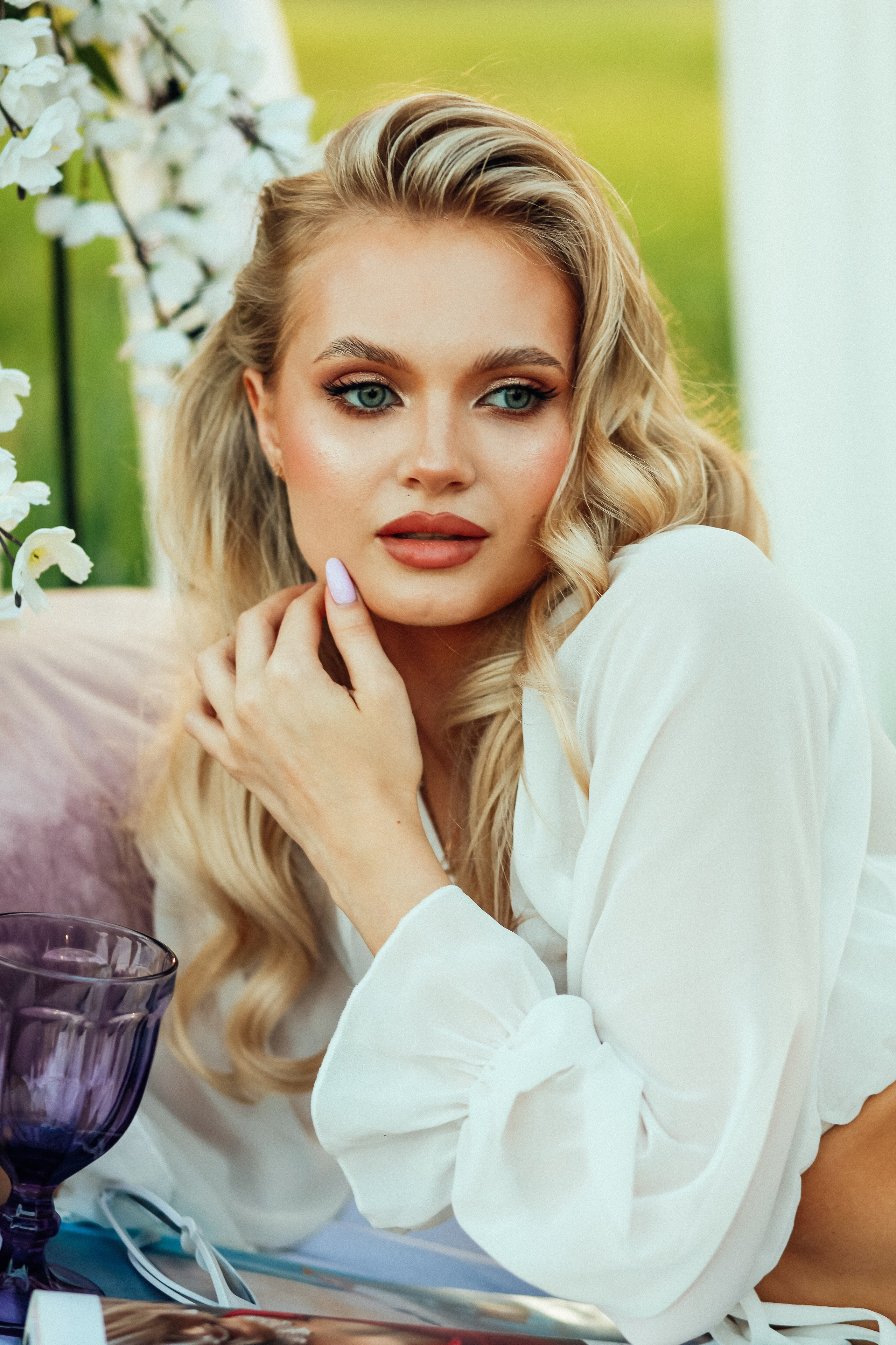 утро очень красивая невеста блондинка цветы природа лето декор дерево кровать бокал