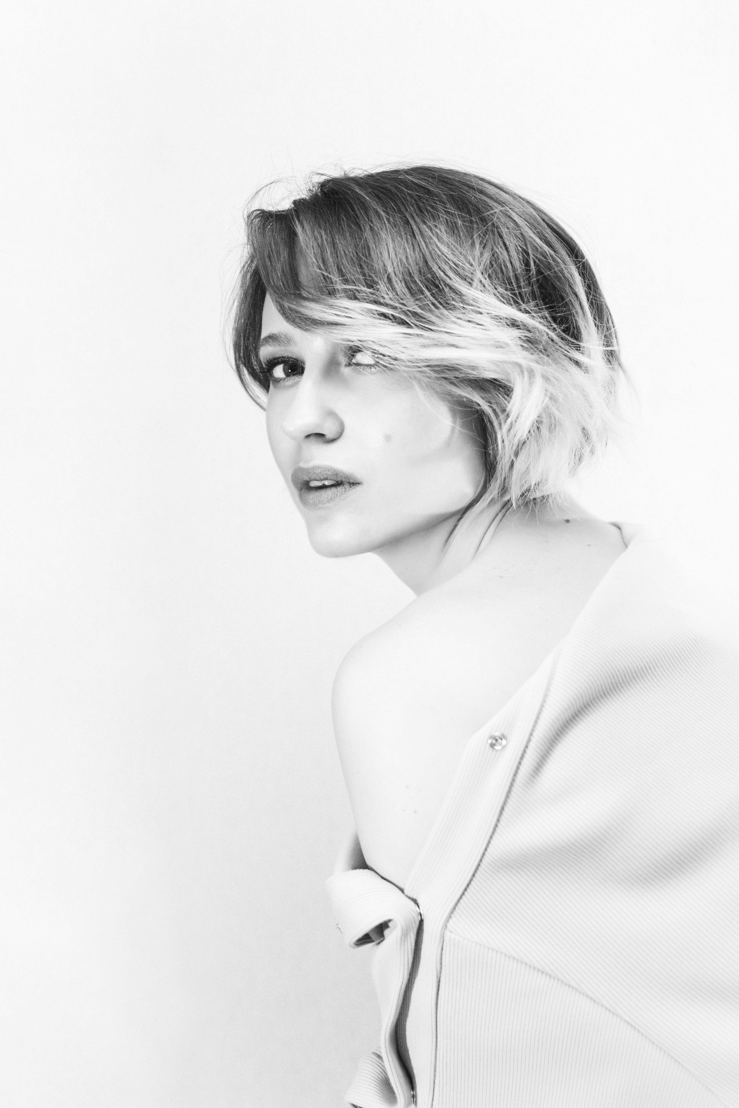 Саша и вино | портреты на белом фоне. Фотограф и видеограф в Москве и Абу Даби Мария Кулагина