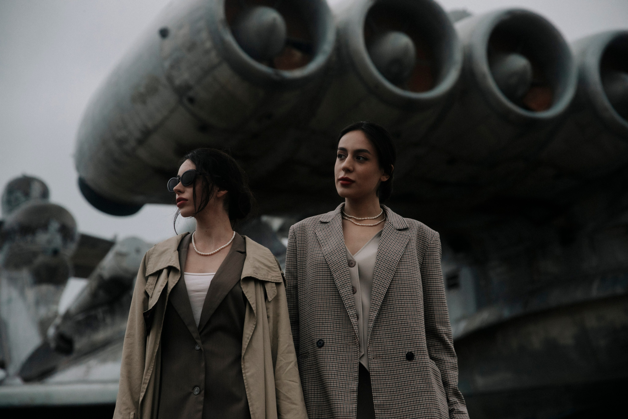 Девушки на фоне экраноплана Лунь в пасмурную погоду в стиле авиатор, фотосессия у моря, фотосессия в Дагестане, фотосессия на пляже, фотосессия в пасмурную погоду, фотосессия осенью, Дагестан, фотосессия Лунь, Лунь, экраноплан, фотосессия экраноплан