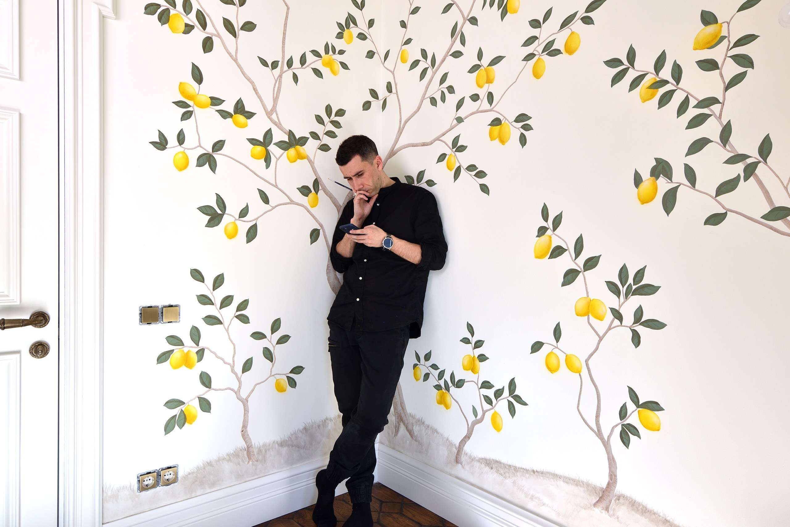 Рисунок на стене ветки лимон