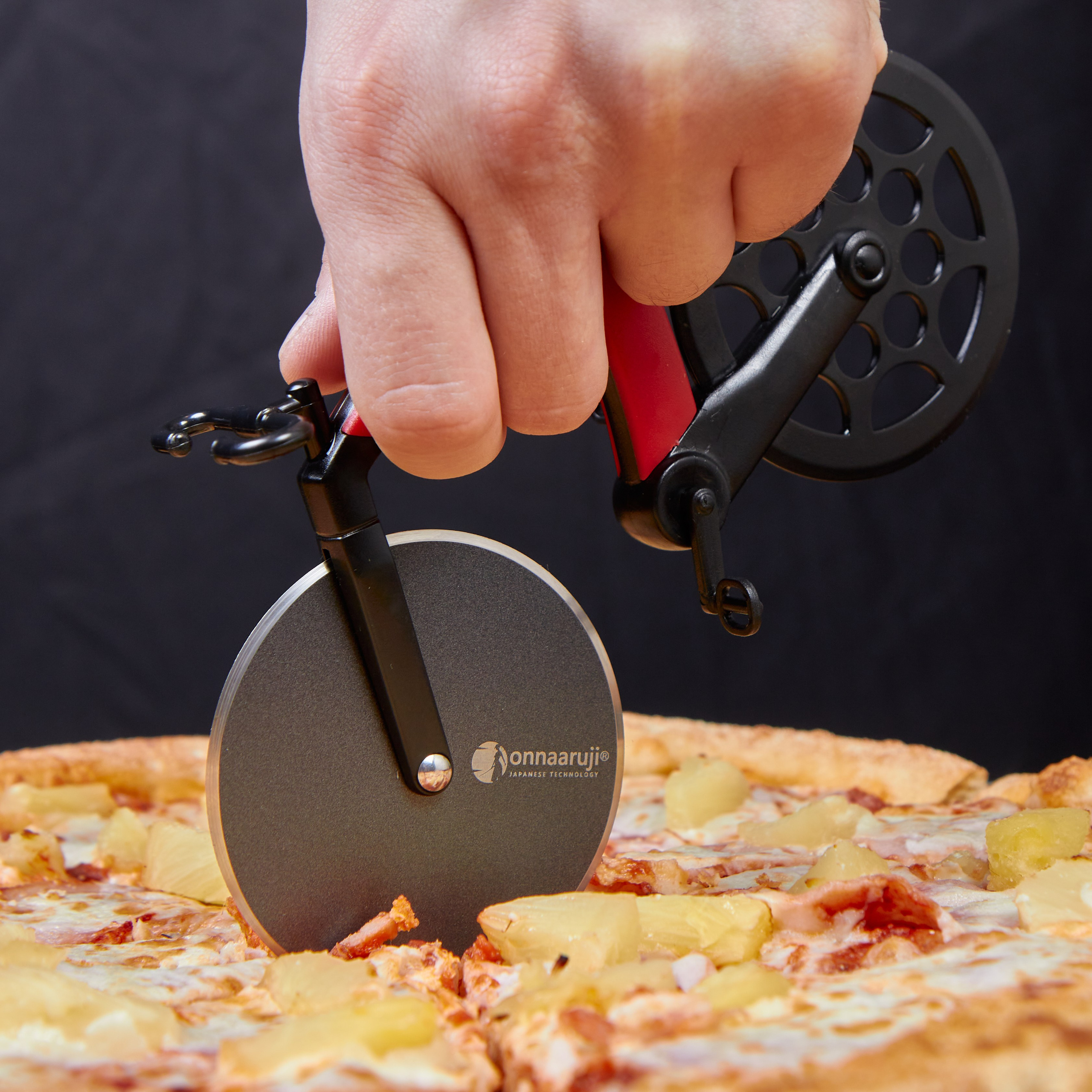 Нож для пиццы режет пиццу