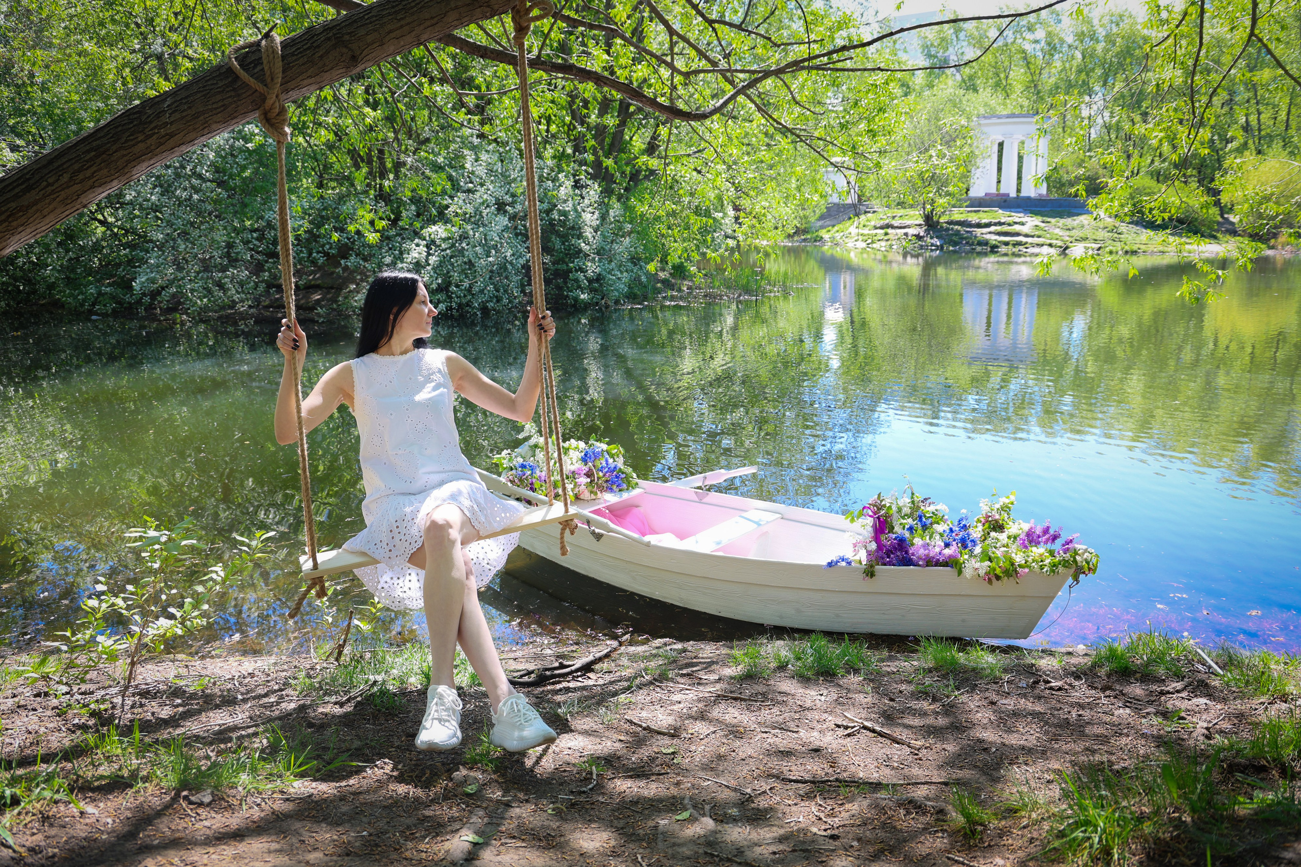 Фотосессия в лодке, лодка, озеро, платье, книга, шляпа, зонт, перчатки, весла, лето. Свадебный, семейный, женский и детский фотограф из Екатеринбурга